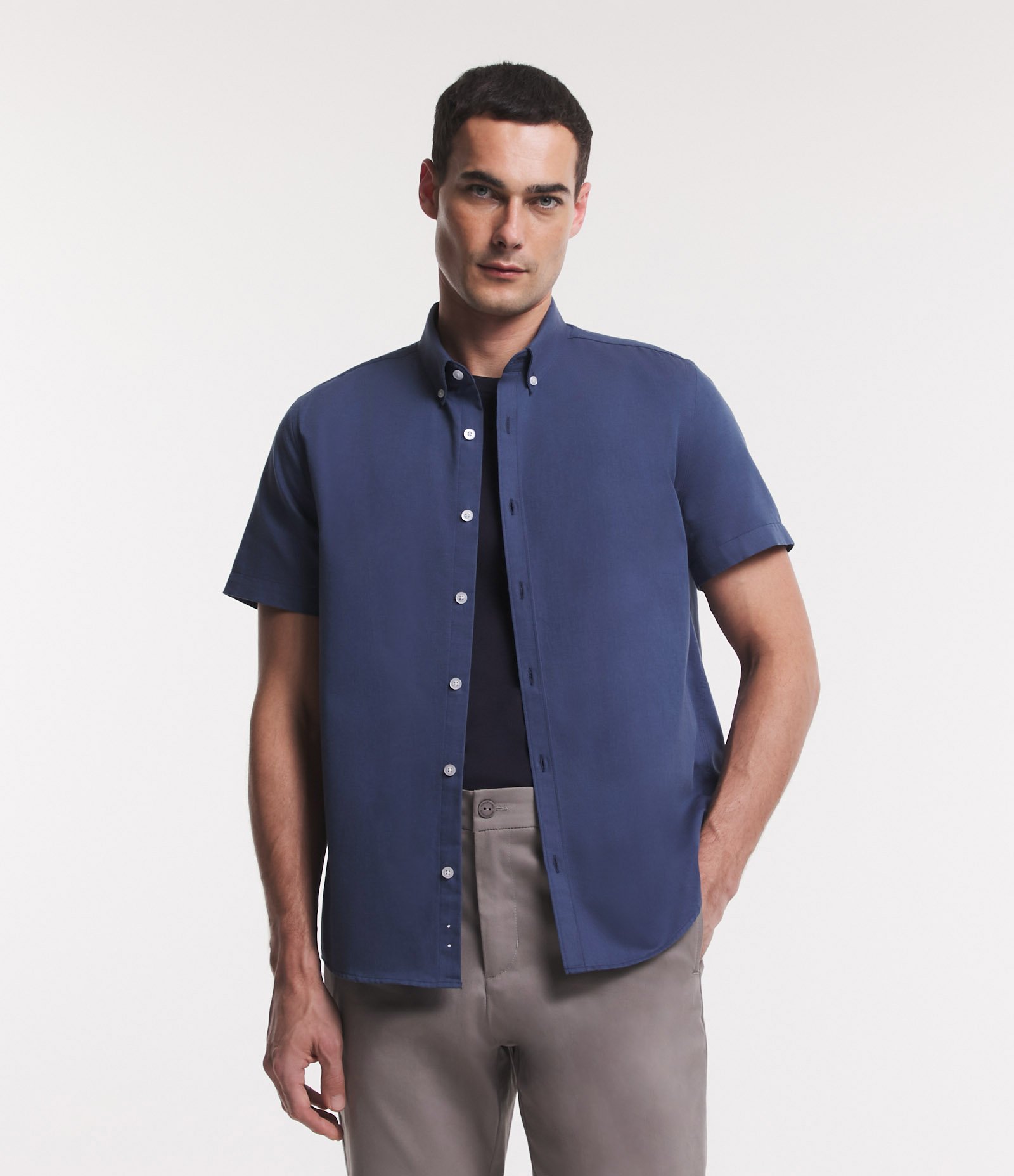 Camisa Comfort em Oxford com Gola Colarinho e Manga Curta Azul Médio 1