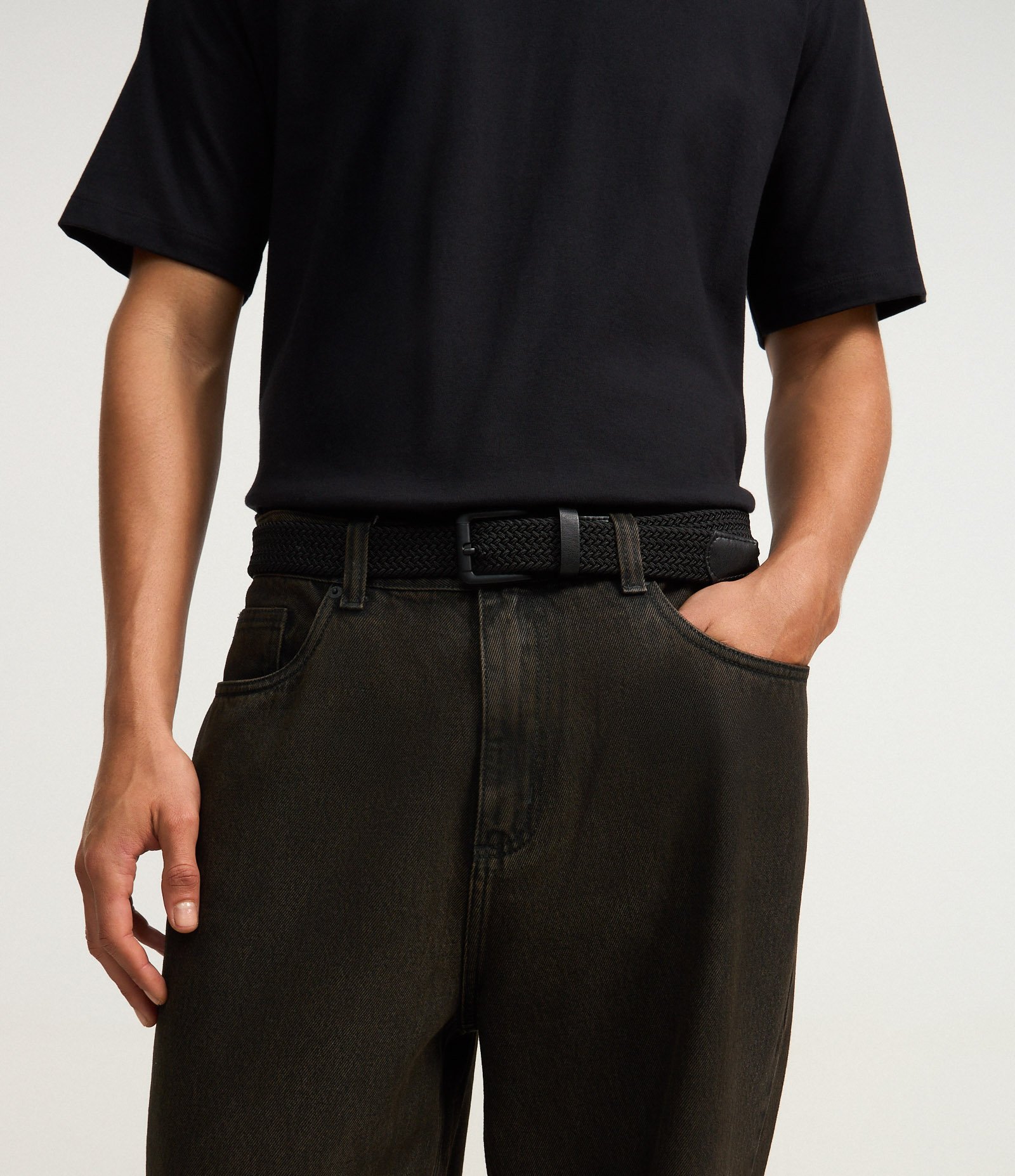 Cinto com Textura Tresse e Ponteiras de Pu Preto 4