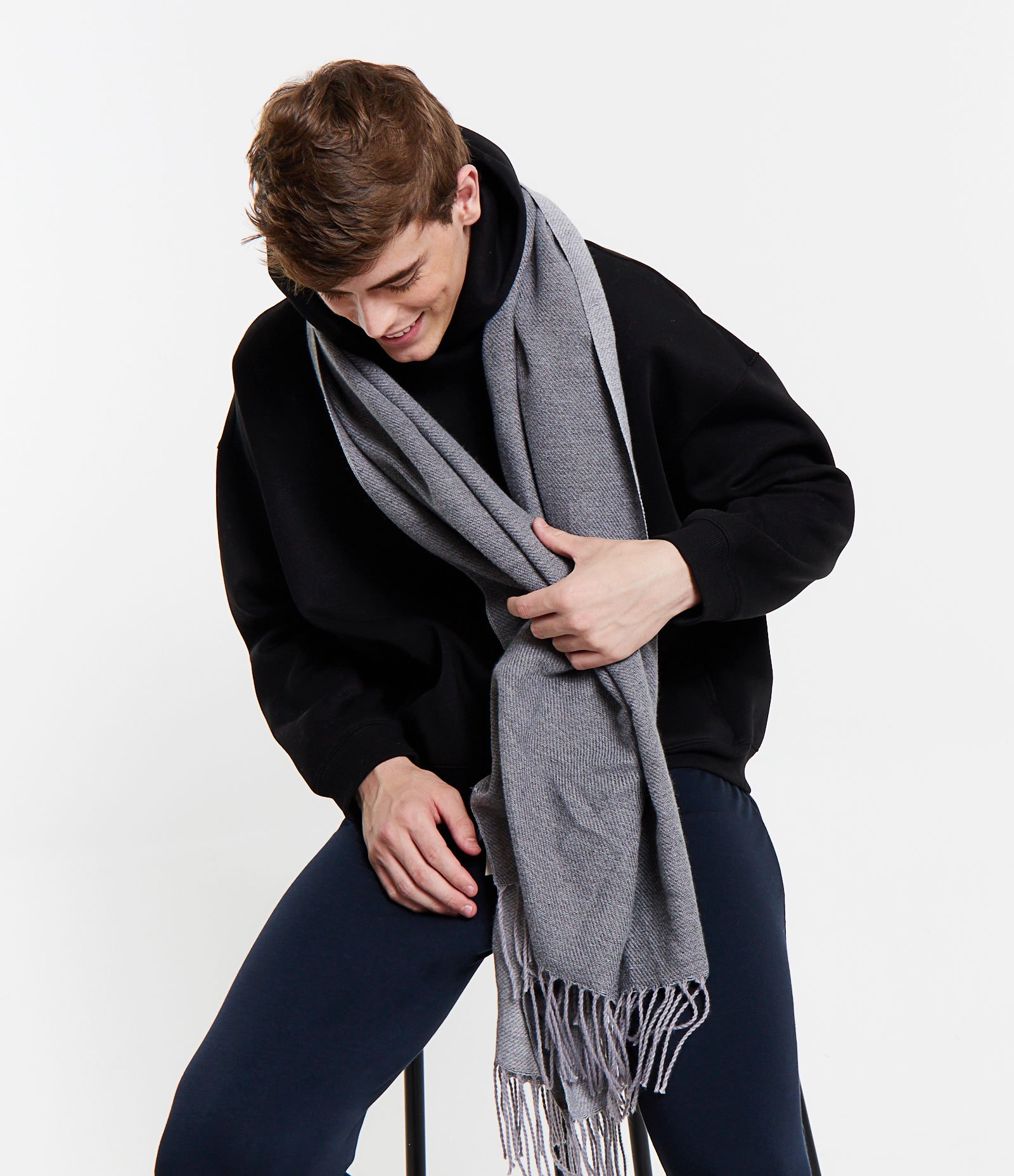 Cachecol Dupla Face em Tricô com Franjas nas Pontas Cinza 1