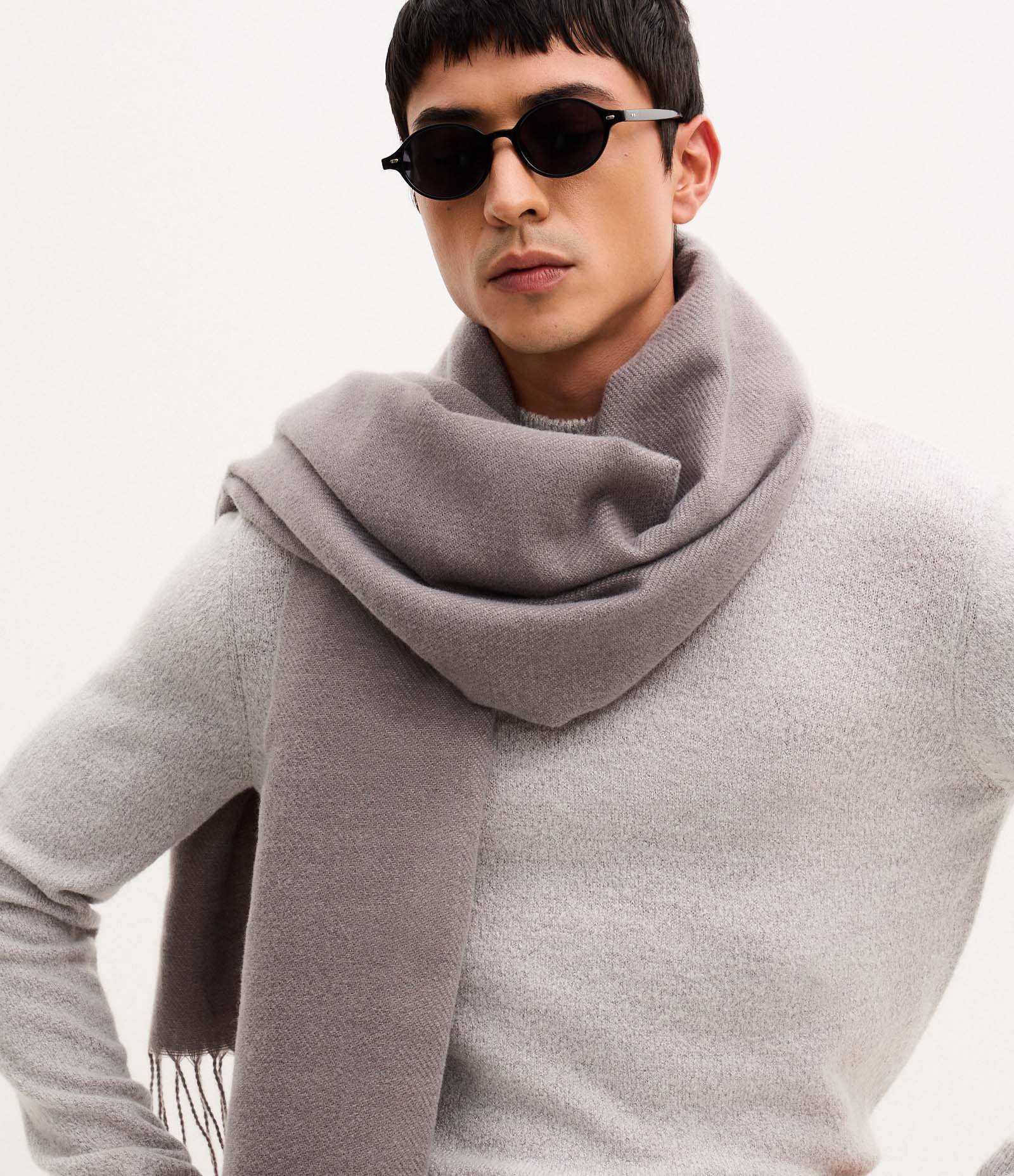 Cachecol Dupla Face em Tricô com Franjas nas Pontas Cinza 4