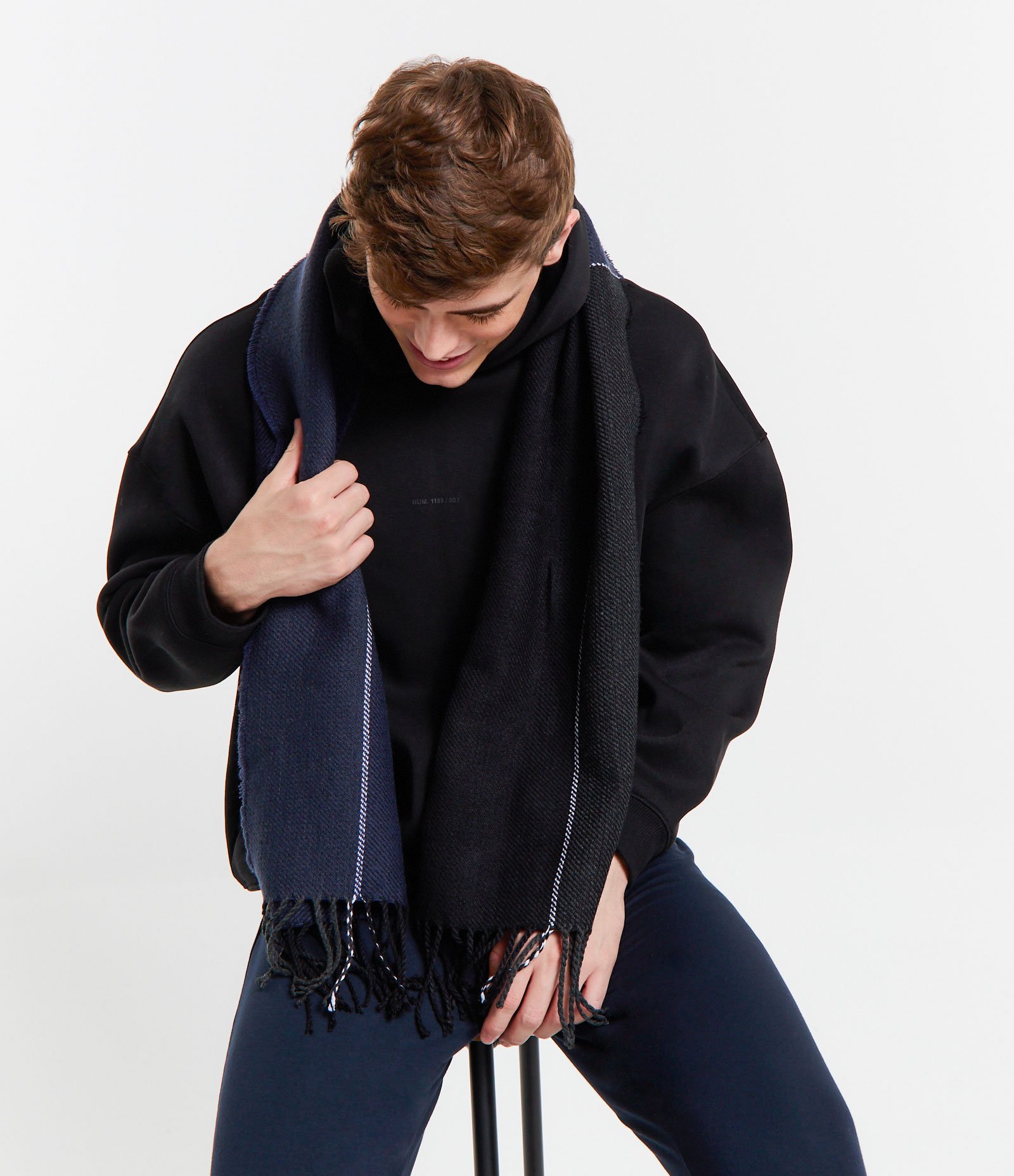 Cachecol em Lã Acrílica com Textura Sarjada e Franjas Azul/ Cinza 1