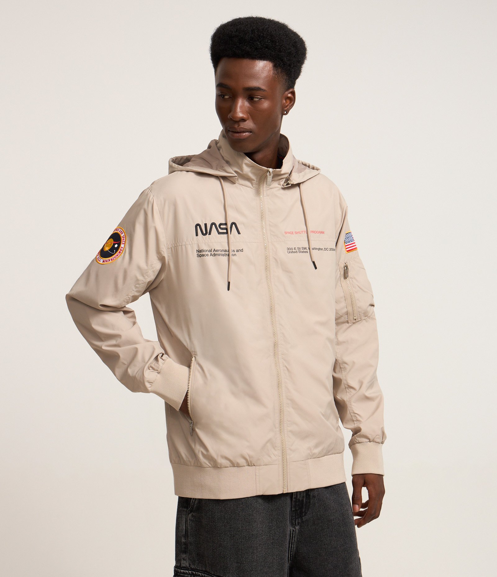 Jaqueta Quebra-Vento com Capuz e Estampa Nasa Cinza 1