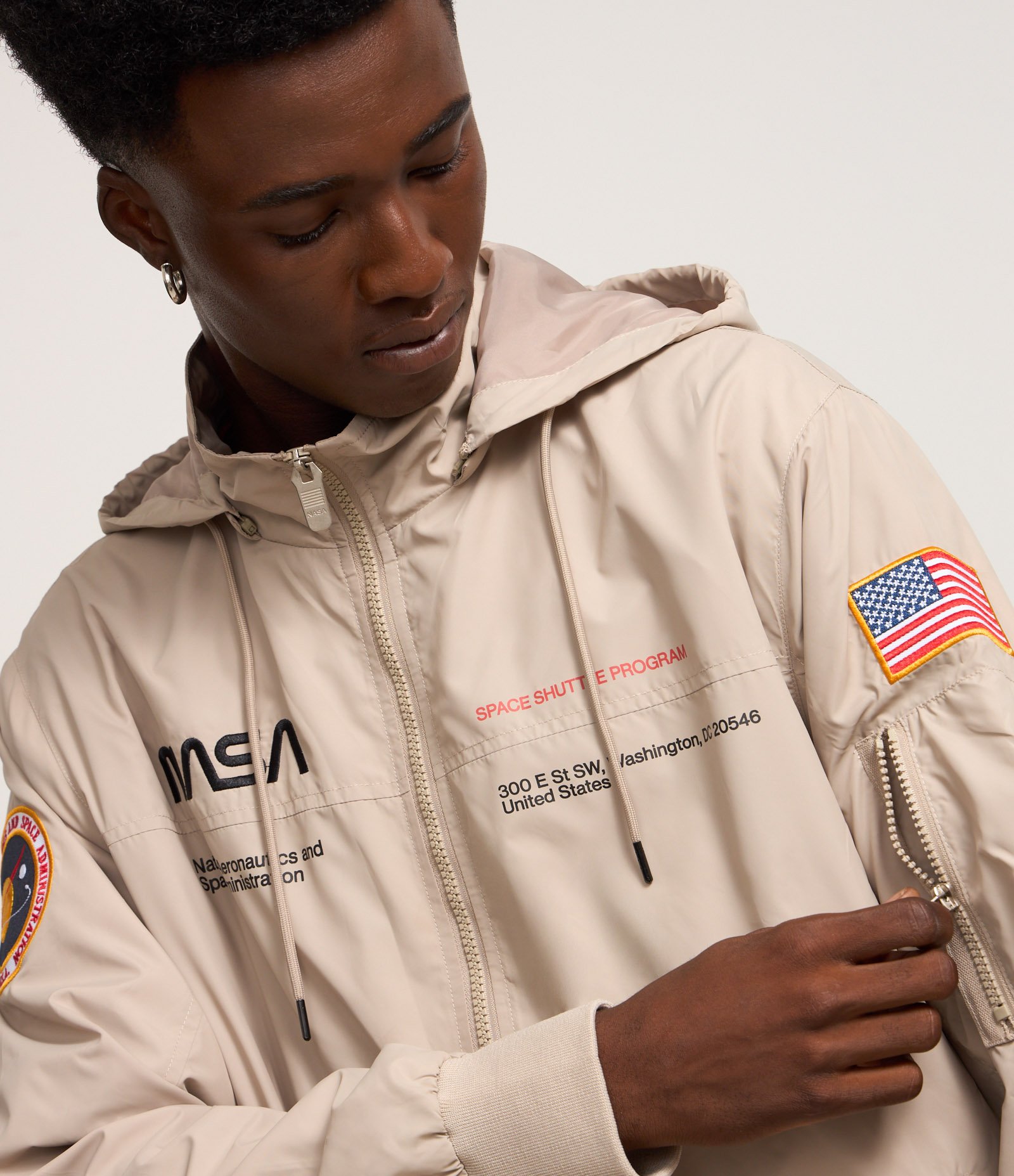 Jaqueta Quebra-Vento com Capuz e Estampa Nasa Cinza 3