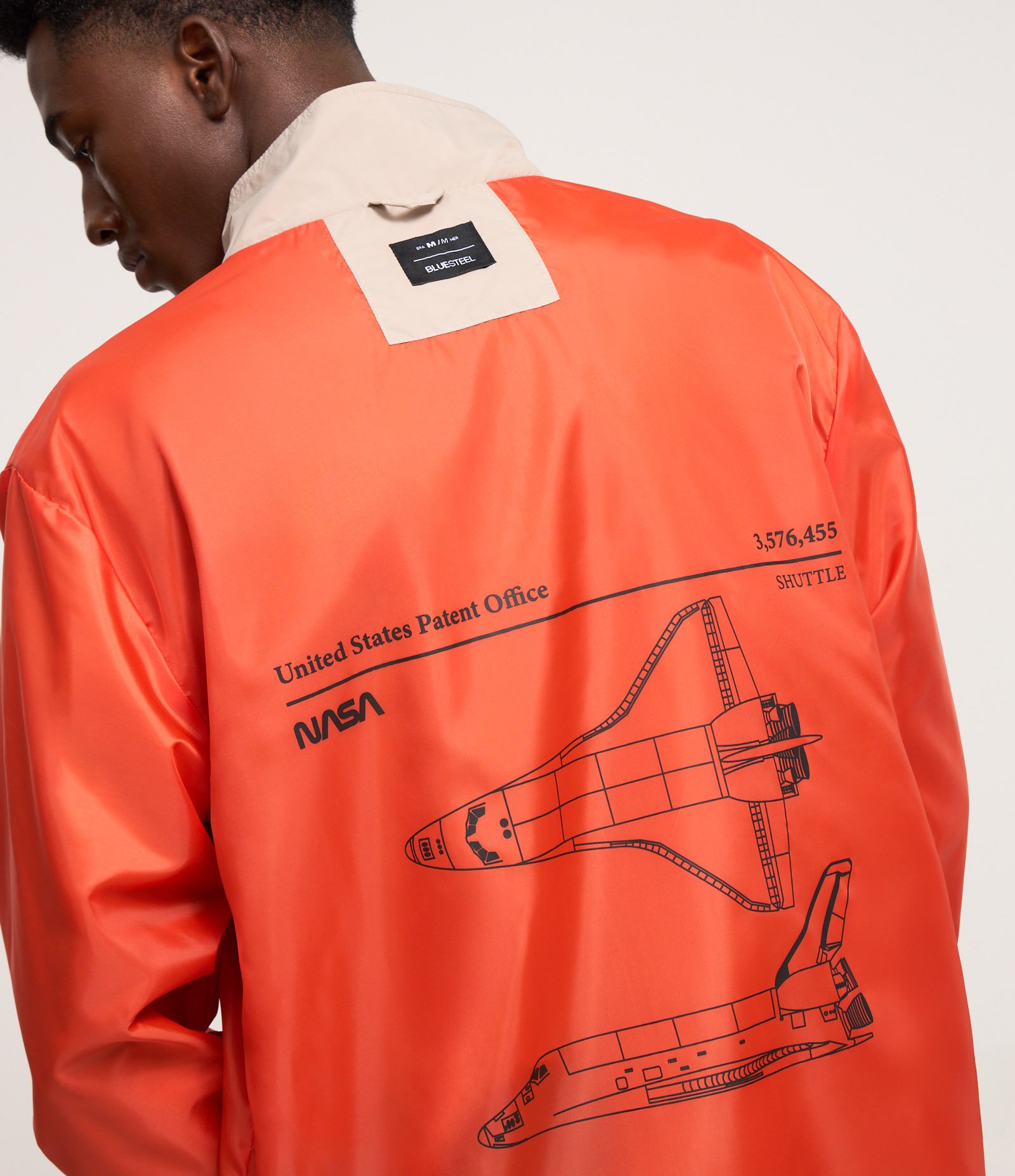 Jaqueta Quebra-Vento com Capuz e Estampa Nasa Cinza 4