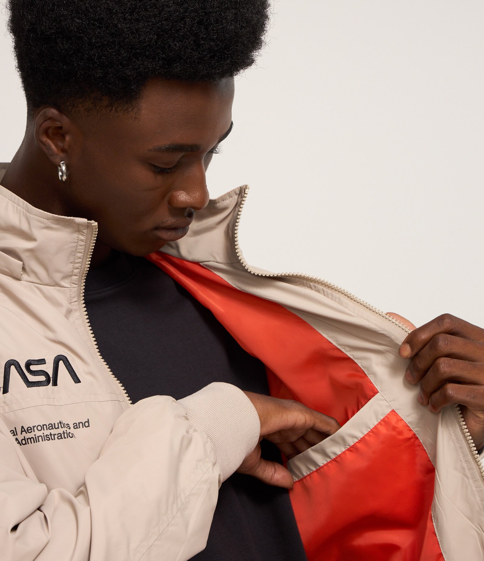 Jaqueta Quebra-Vento com Capuz e Estampa Nasa Cinza 5