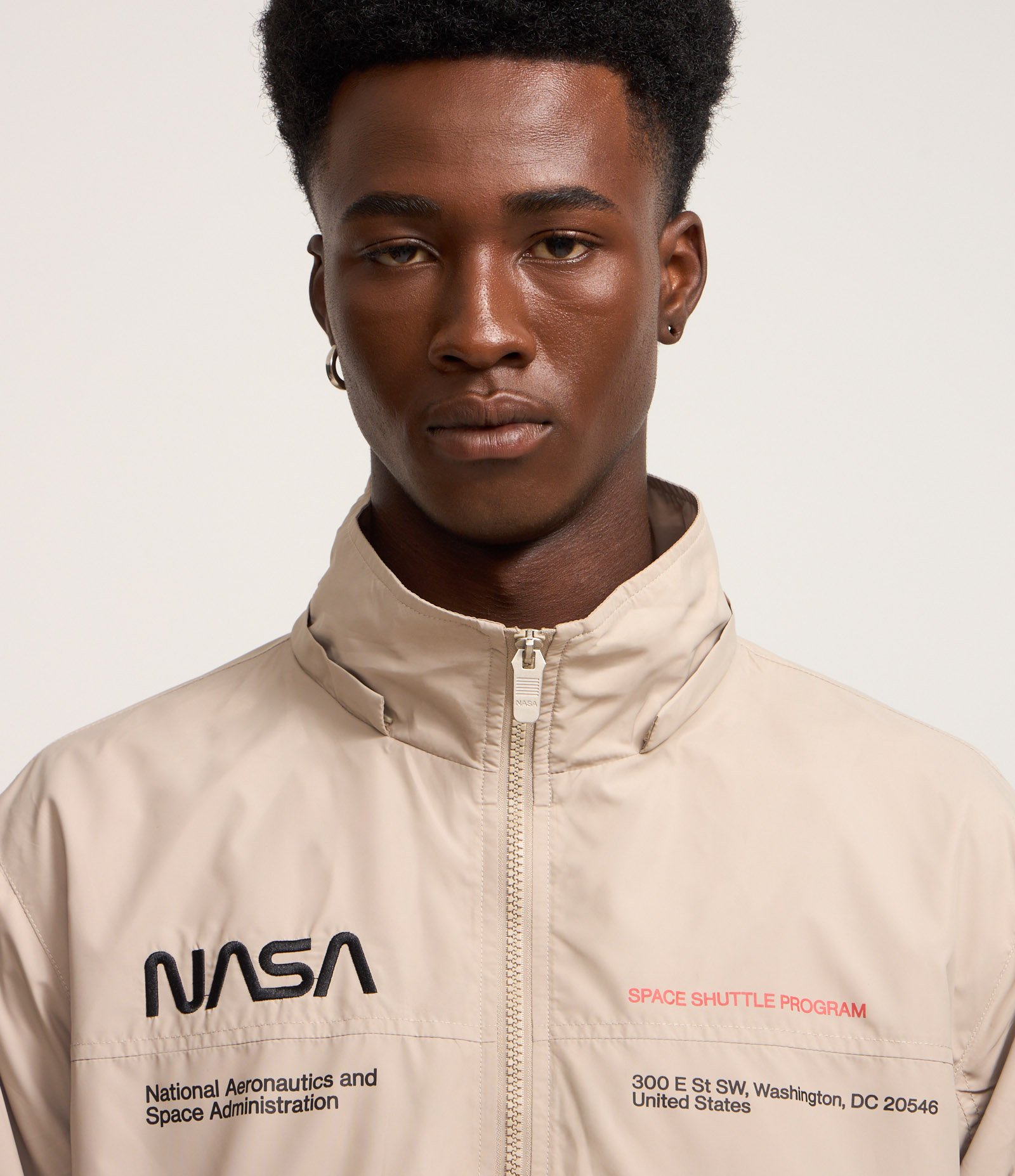 Jaqueta Quebra-Vento com Capuz e Estampa Nasa Cinza 6