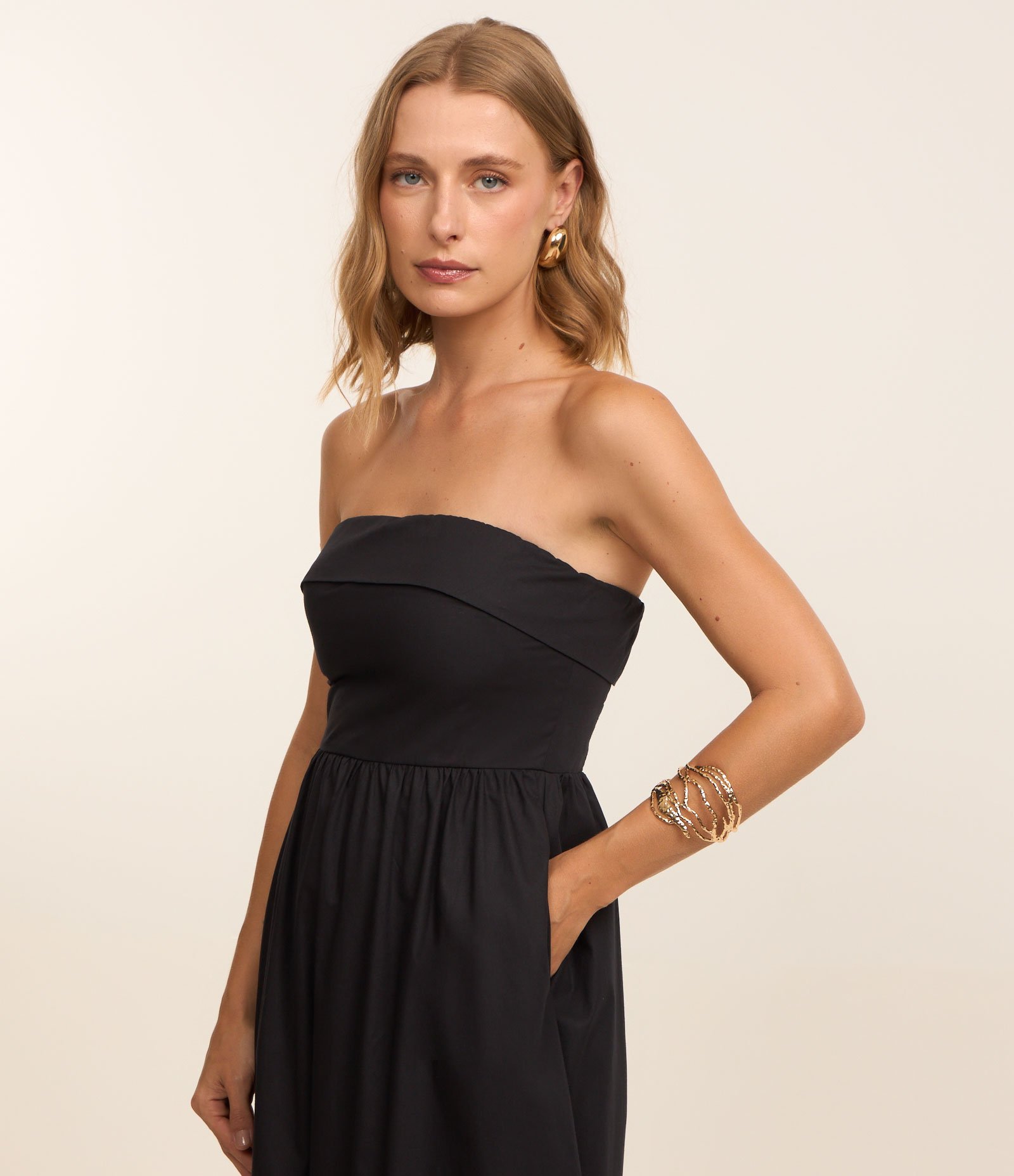 Vestido Longo Evasê Tomara Que Caia em Tricoline com Bolsos Preto 4