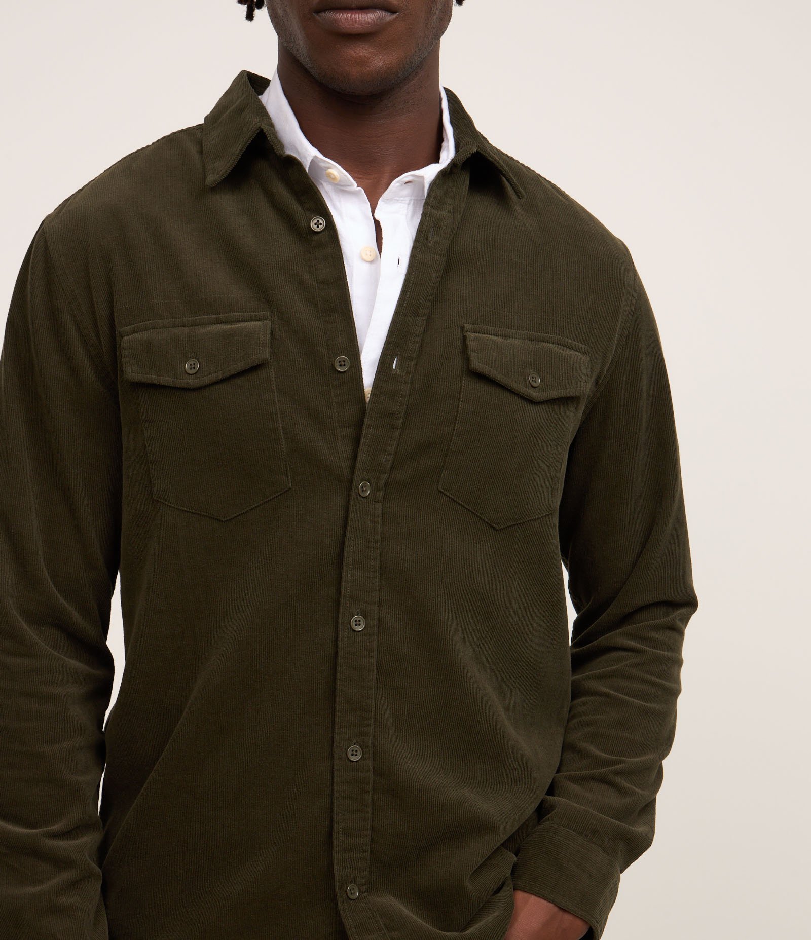 Camisa Comfort em Veludo com Bolsos Frontais Verde 4