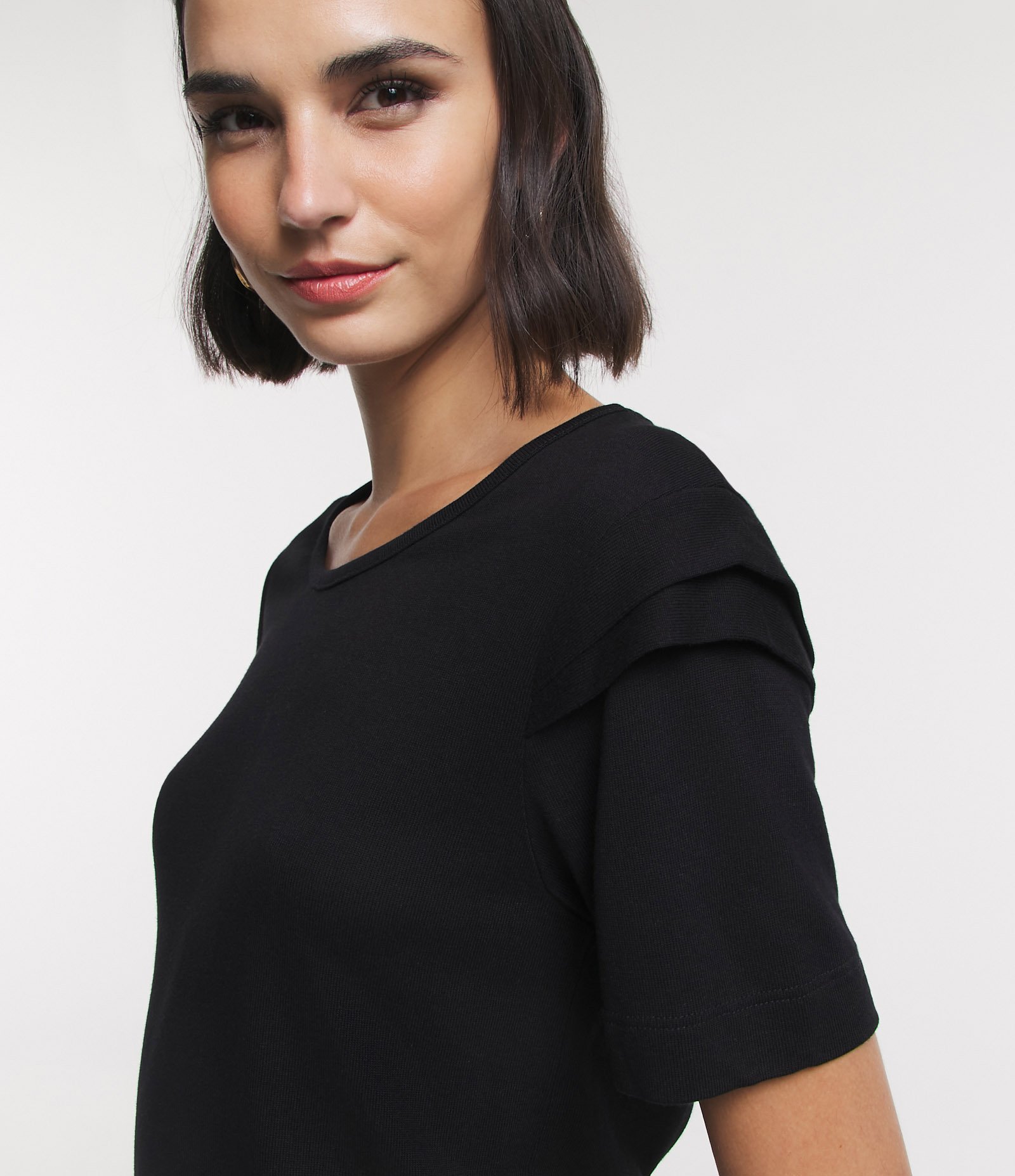 Blusa Manga Curta Em Viscose Texturizada Detalhe Na Cava Preto