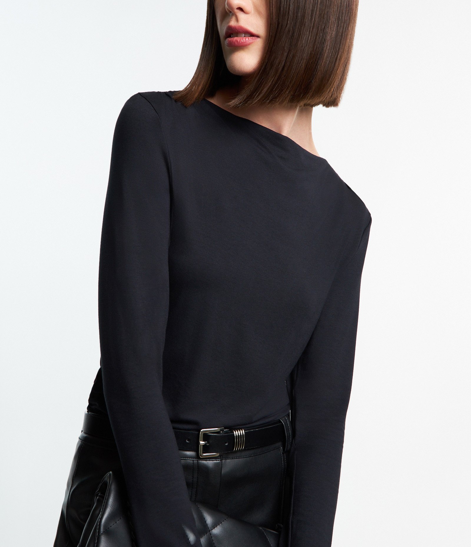 Blusa em Meia Malha com Gola Boba Preto 1