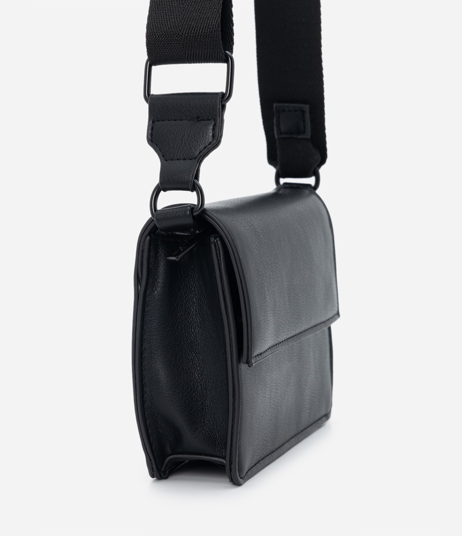 Bolsa Tranversal em PU com Fechamento em Botão Preto 2