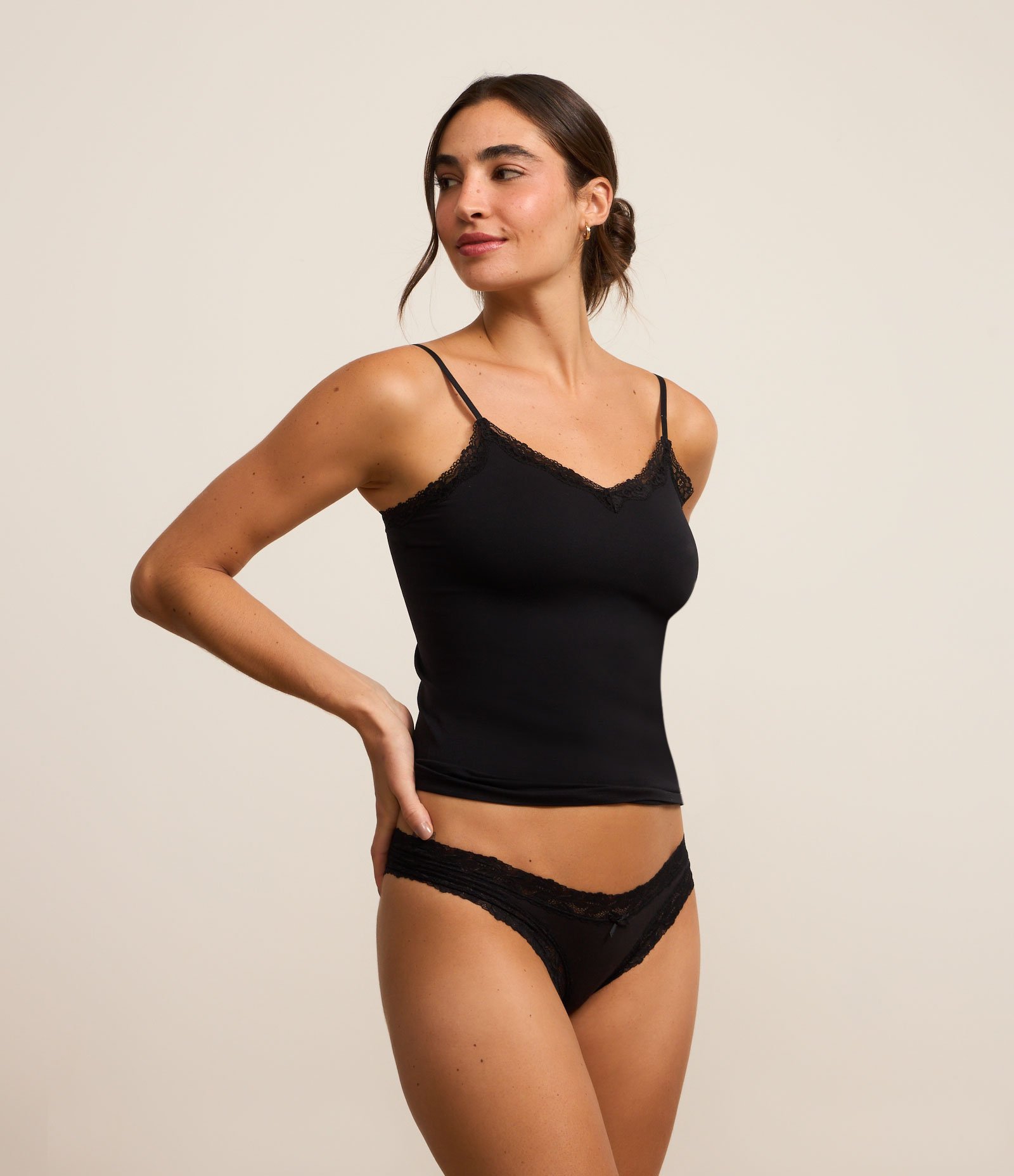 Camisete Alças Finas Sem Costura e com Renda Preto 1