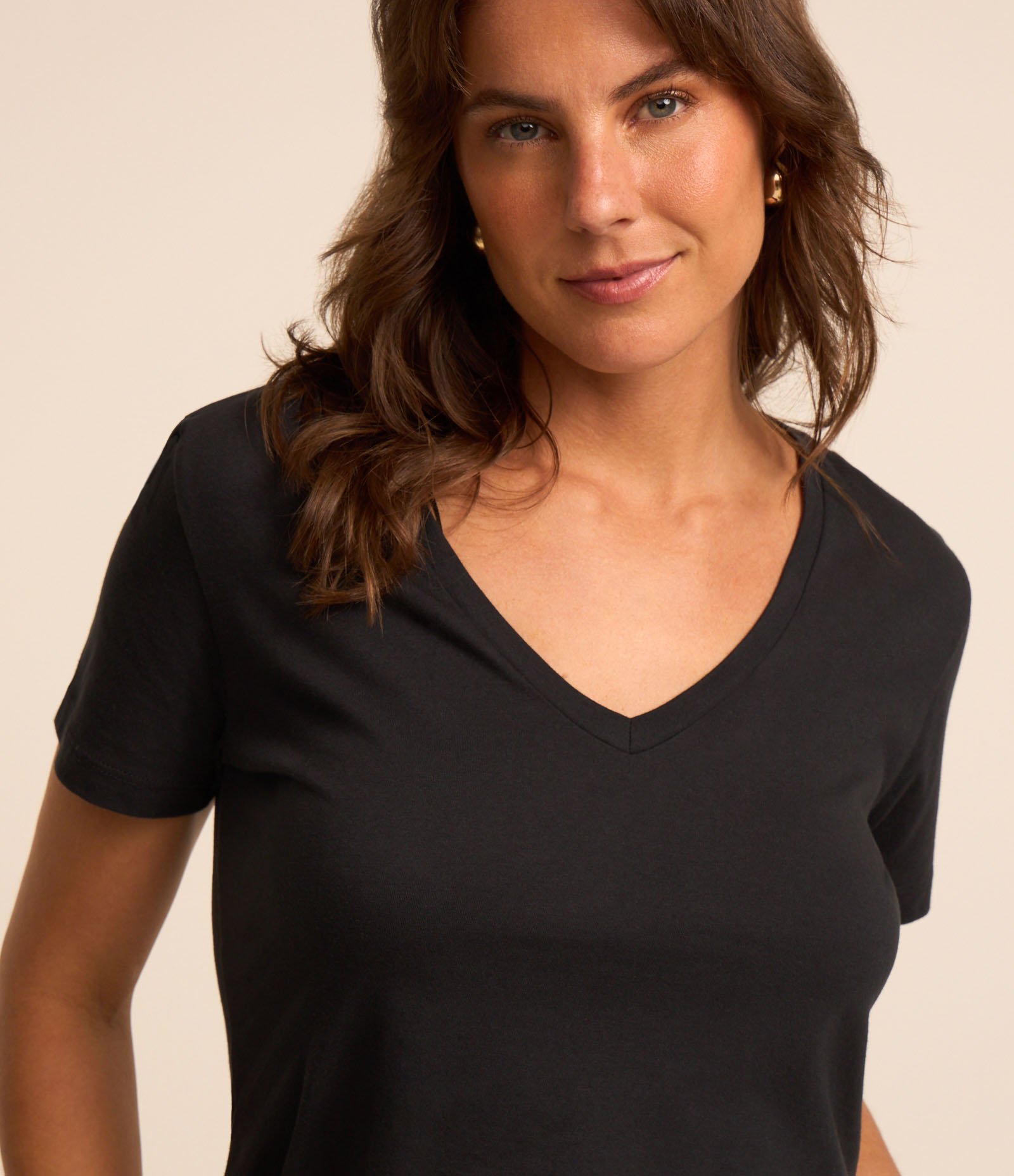 Blusa Básica em Algodão Peruano com Decote V Preto 3