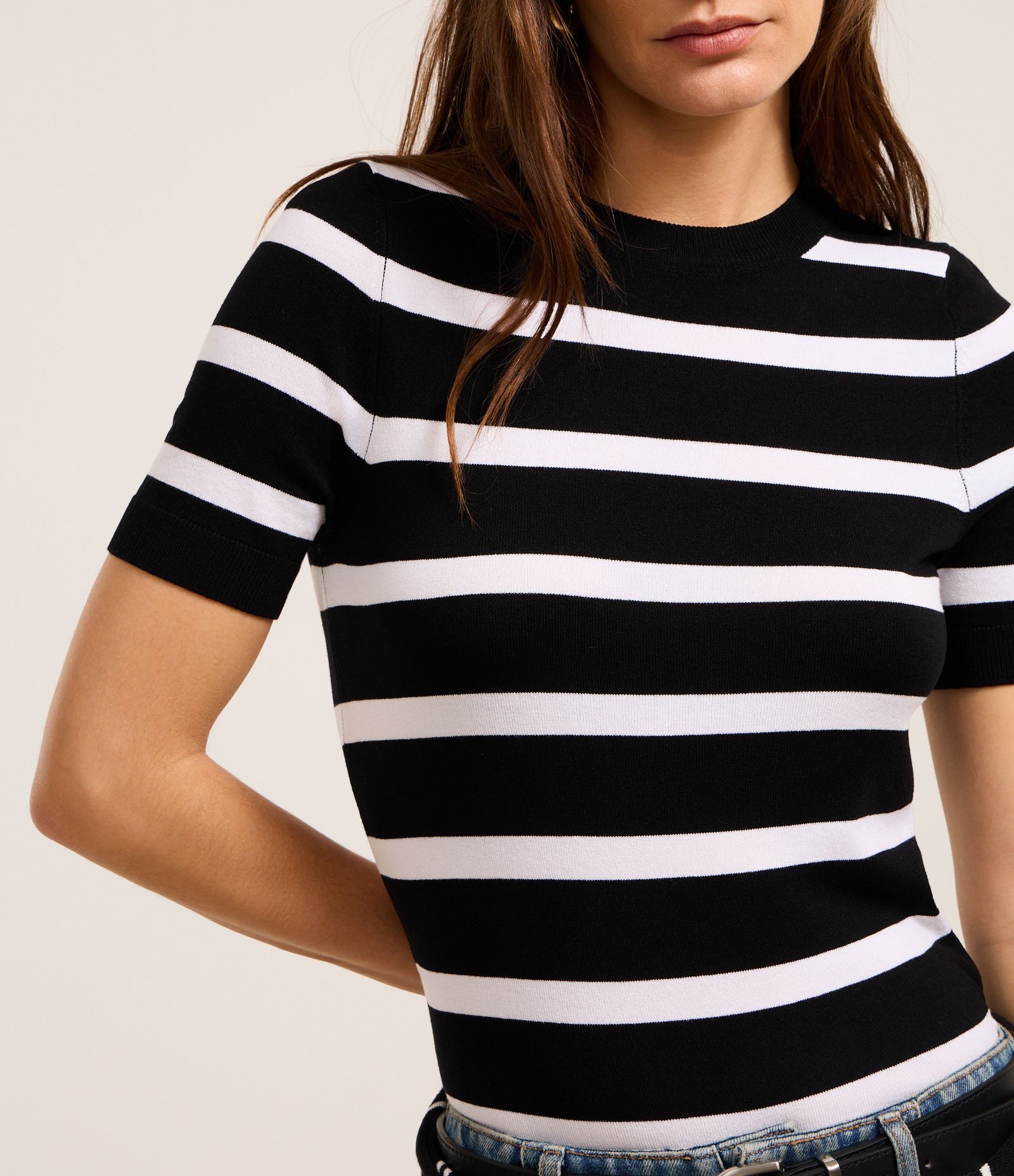 Blusa Básica Listrada em Tricô com Gola Redonda Preto/Branco 3