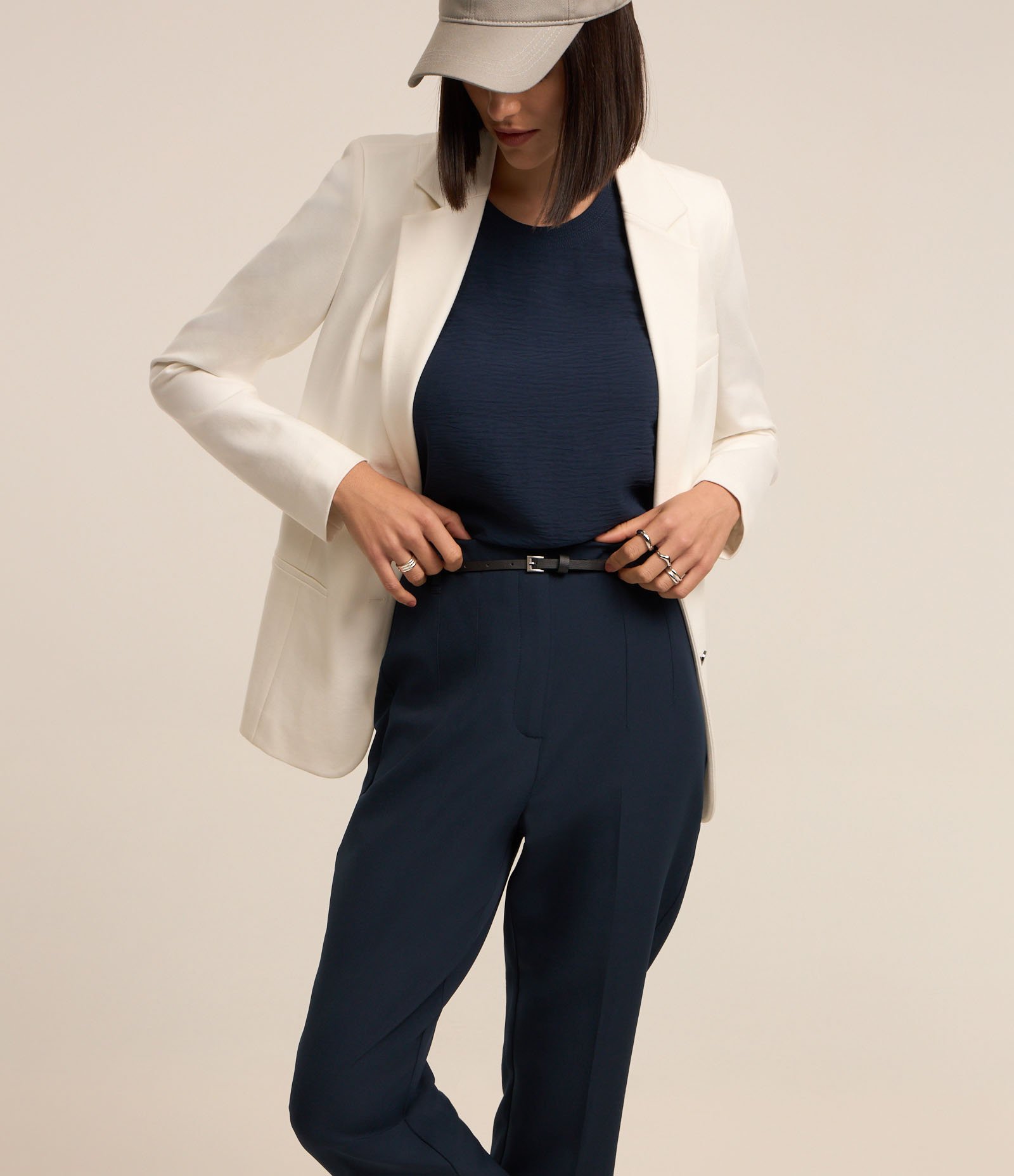 Calça Cenoura Alfaiatada com Cintinho em Material Sintético 2