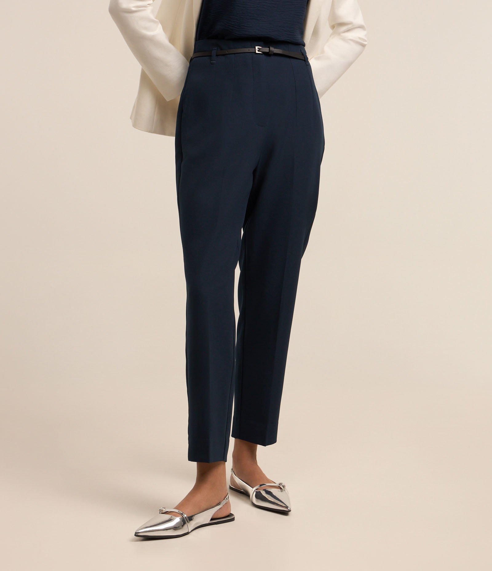 Calça Cenoura Alfaiatada com Cintinho em Material Sintético 3