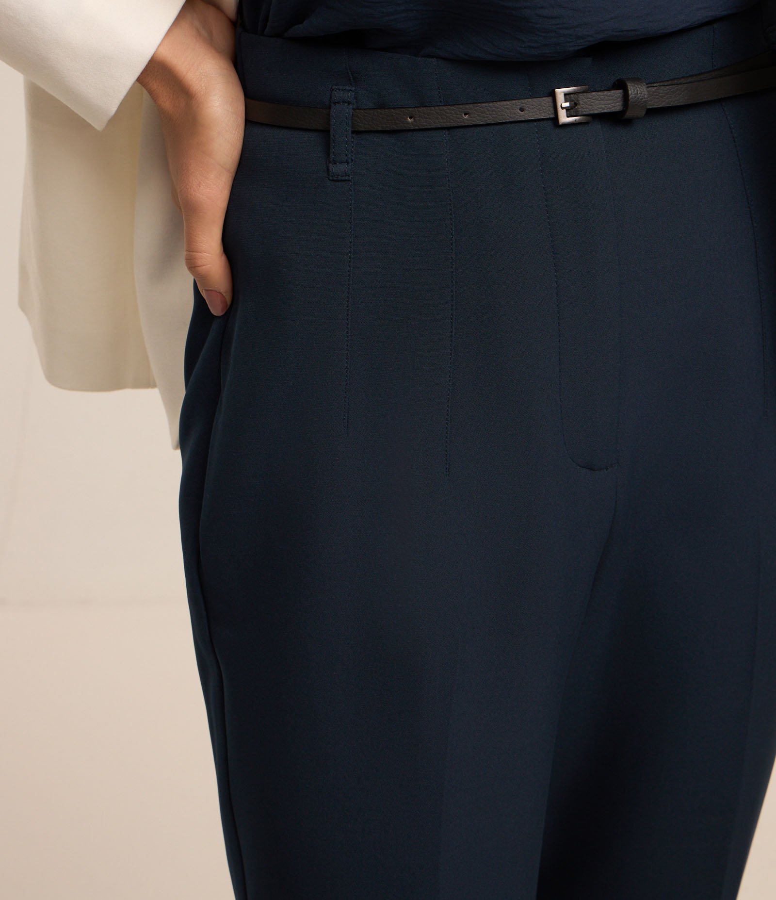 Calça Cenoura Alfaiatada com Cintinho em Material Sintético 4