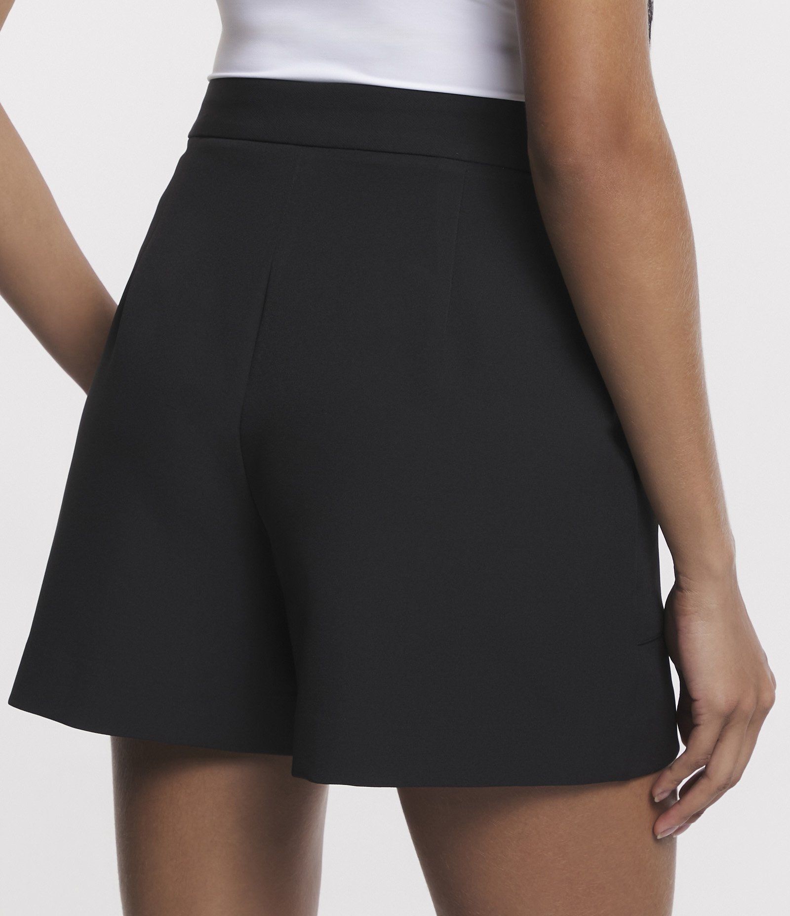 Short em Alfaiataria com Bolso Diferenciado e Botão Preto 3