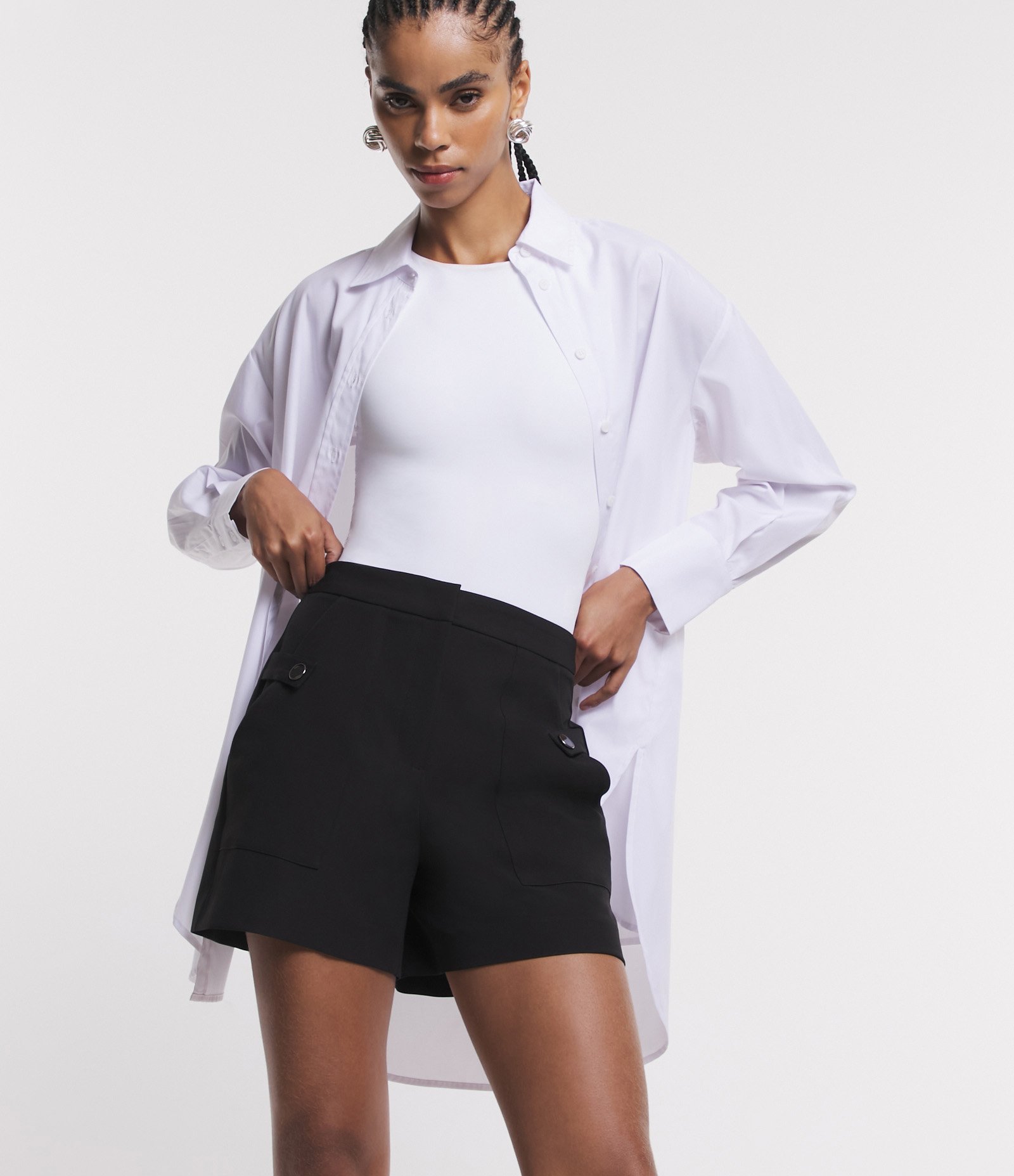 Short em Alfaiataria com Bolso Diferenciado e Botão Preto 4