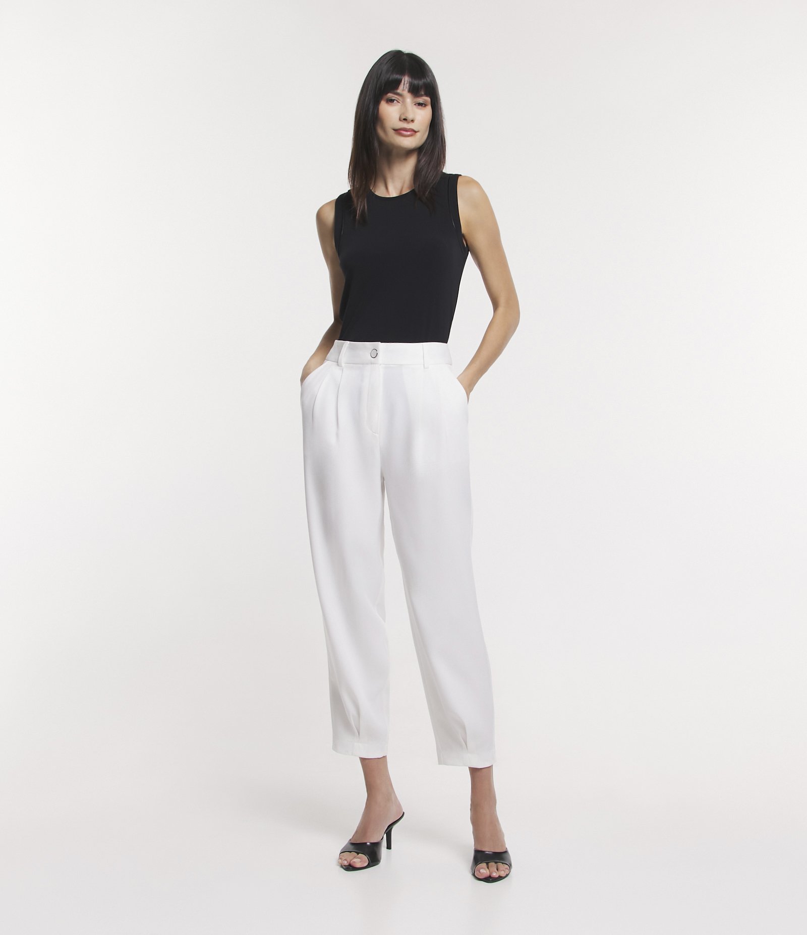 Calça Cenoura Alfaiatada com Cintura Alta e Bolsos Off White 1