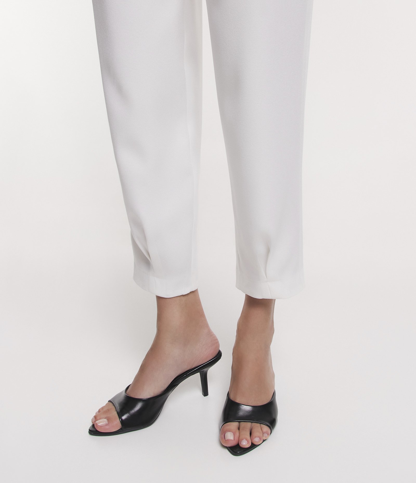 Calça Cenoura Alfaiatada com Cintura Alta e Bolsos Off White 5