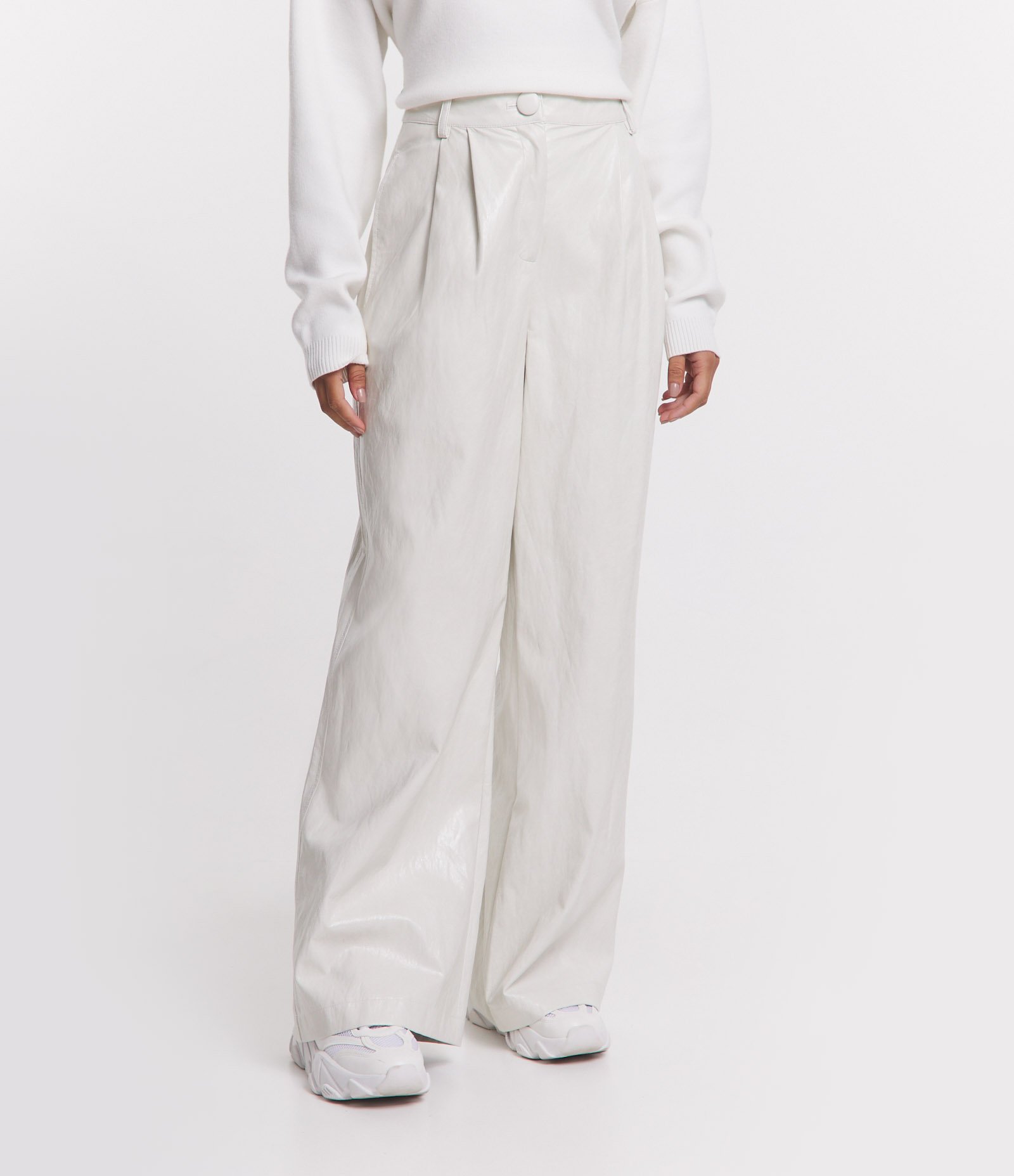 Calça Pantalona em PU com Pregas Off White 2