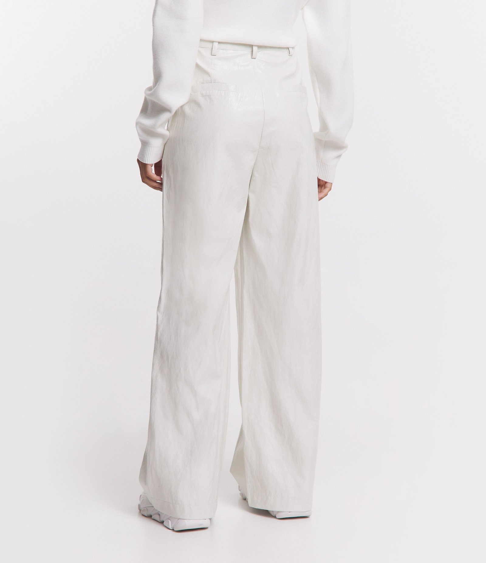 Calça Pantalona em PU com Pregas Off White 3