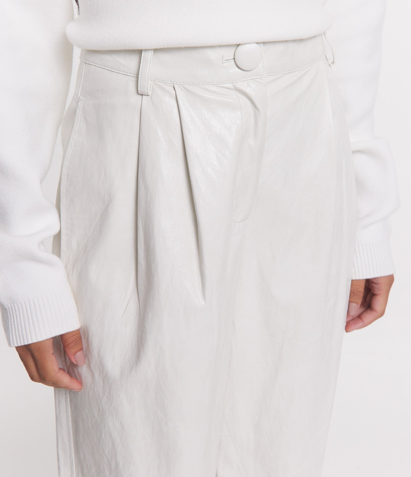 Calça Pantalona em PU com Pregas Off White 4