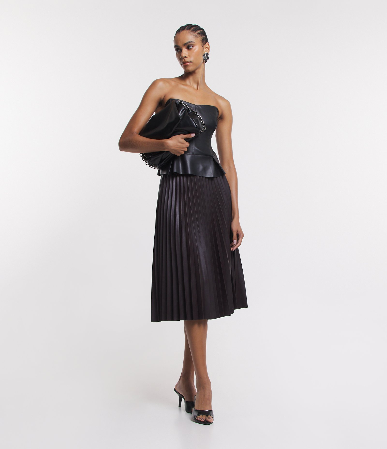 Saia Midi em Material Sintético com Textura Plissada Preto 1