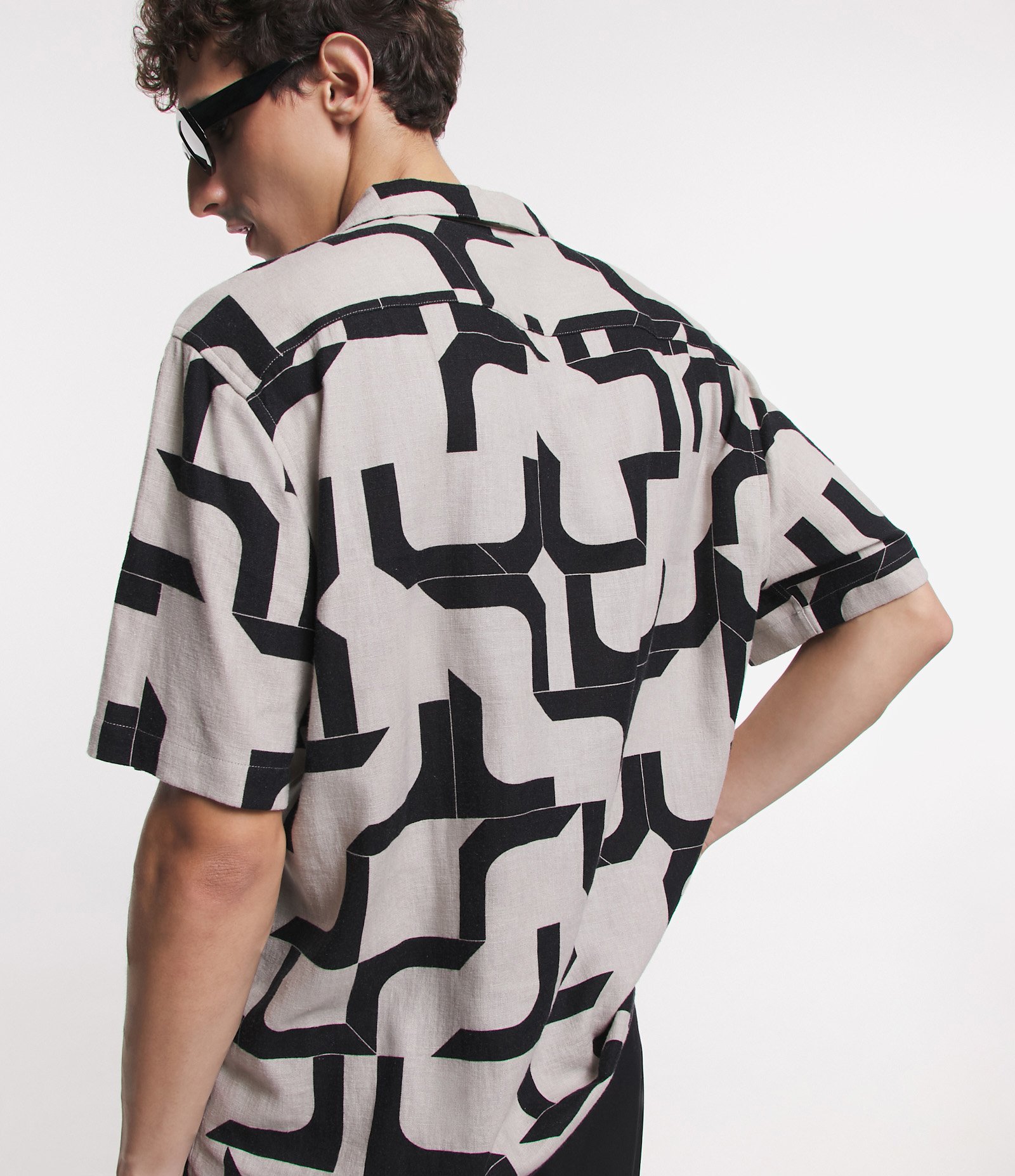 Camisa em Viscolinho com Estampado Geométrico Bege/Preto 8