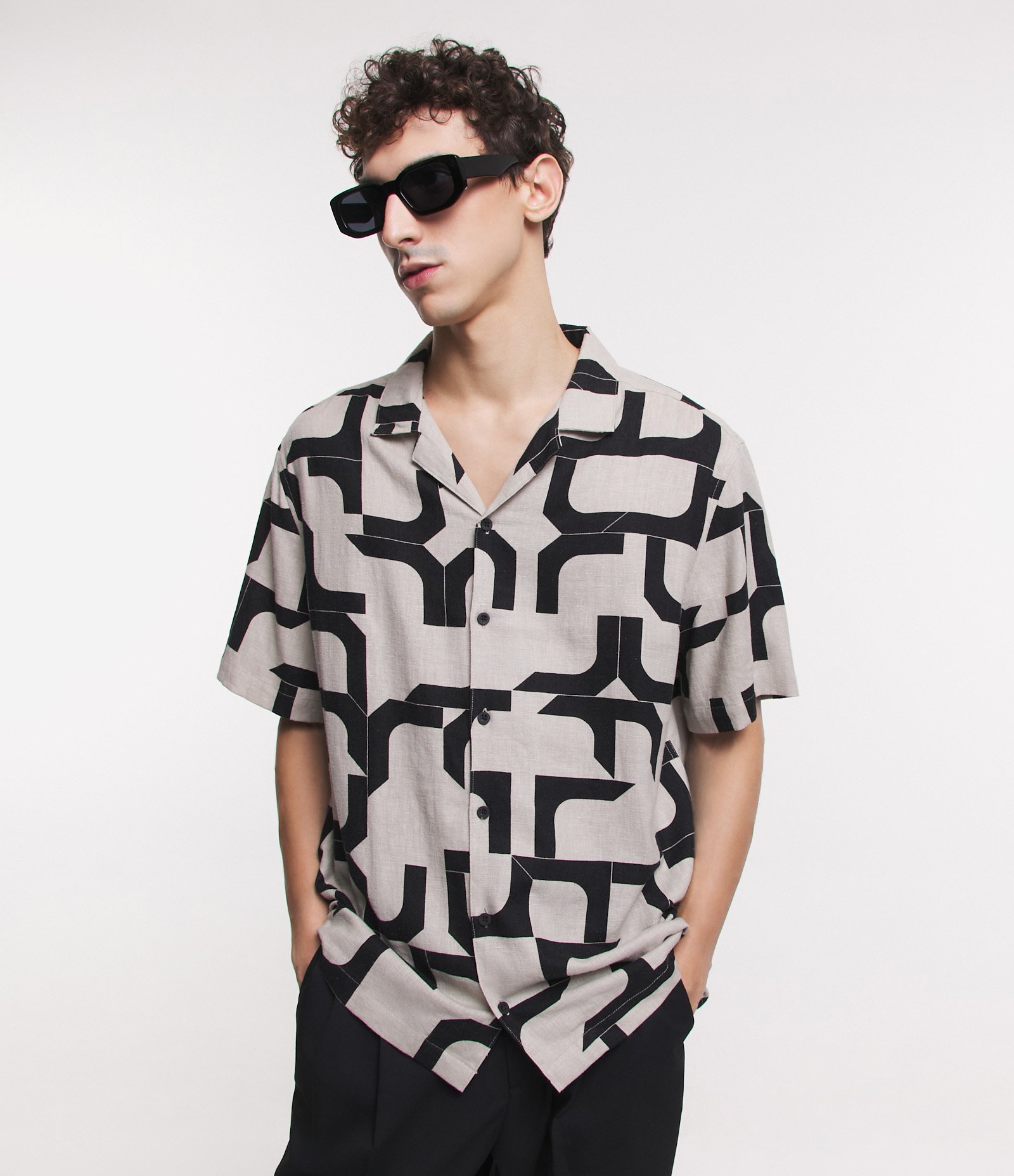 Camisa em Viscolinho com Estampado Geométrico Bege/Preto 1