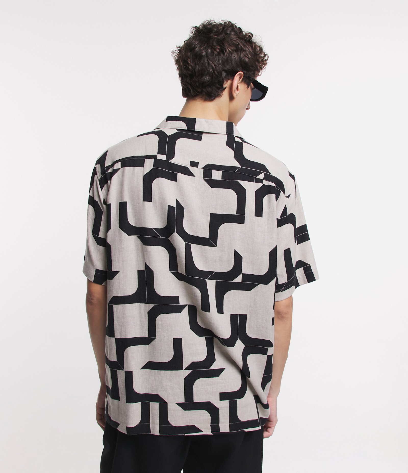 Camisa em Viscolinho com Estampado Geométrico Bege/Preto 3