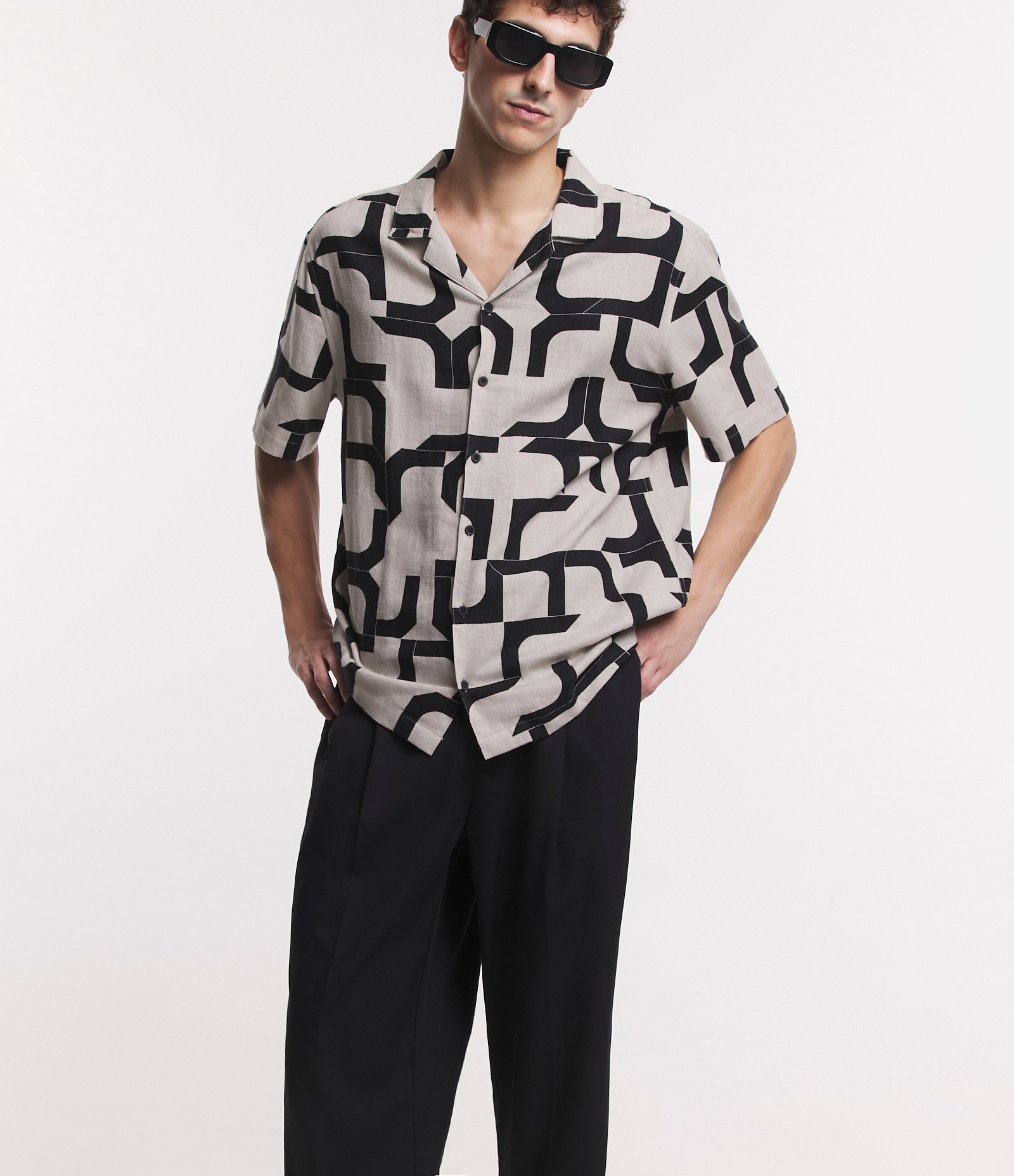Camisa em Viscolinho com Estampado Geométrico Bege/Preto 6