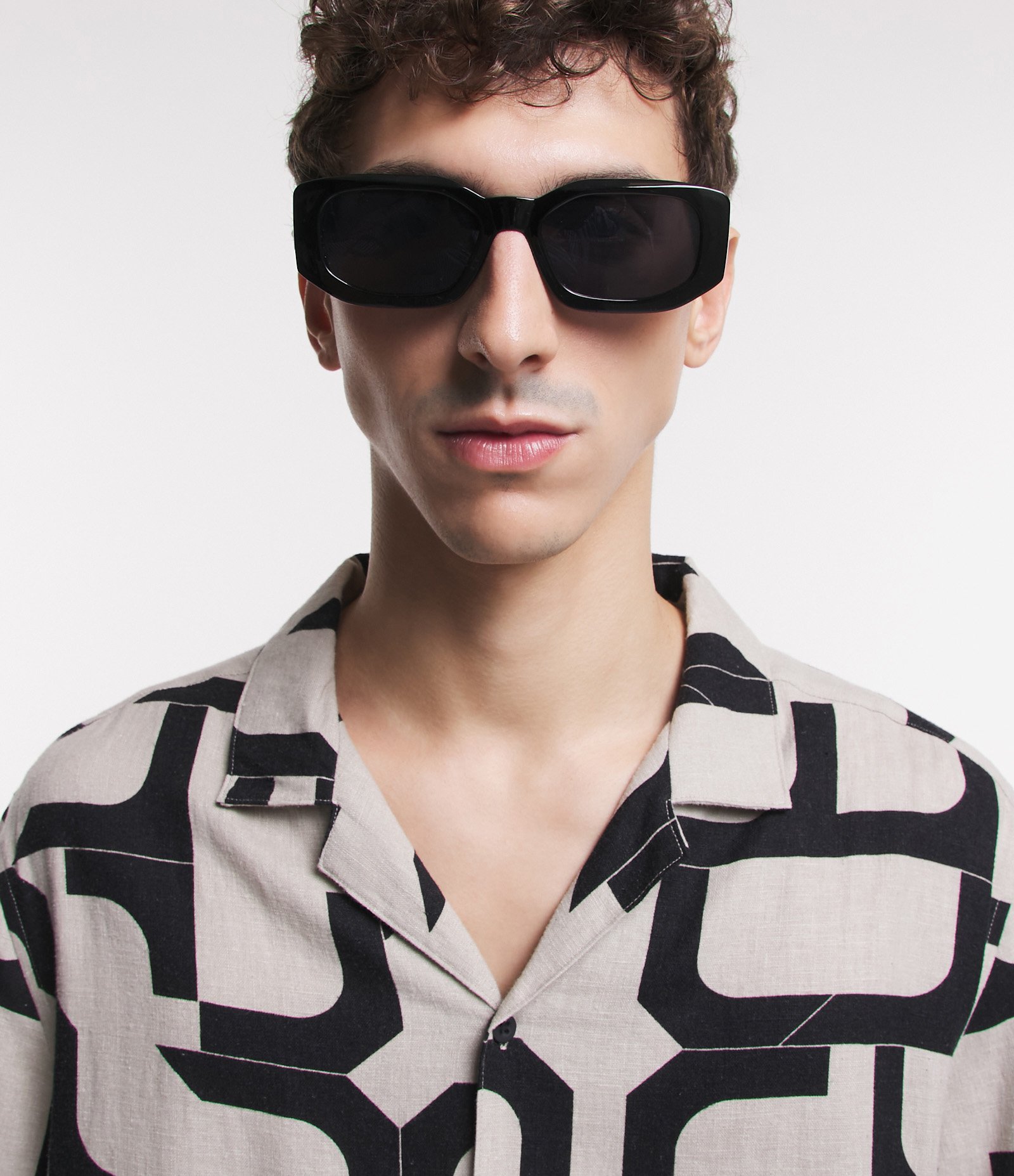 Camisa em Viscolinho com Estampado Geométrico Bege/Preto 7