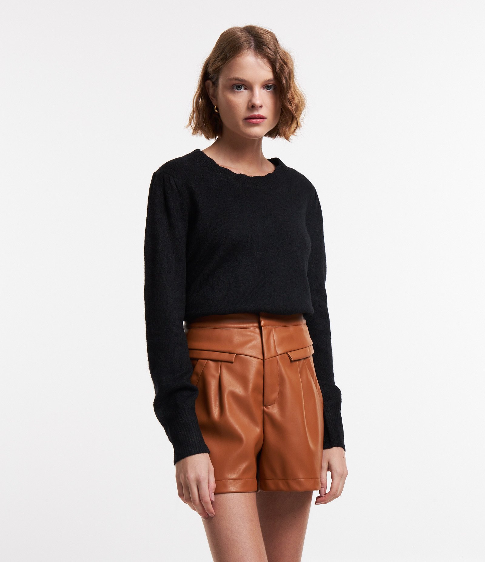 Suéter em Tricô com Scallop na Gola e Botãozinho no Punho Preto 1