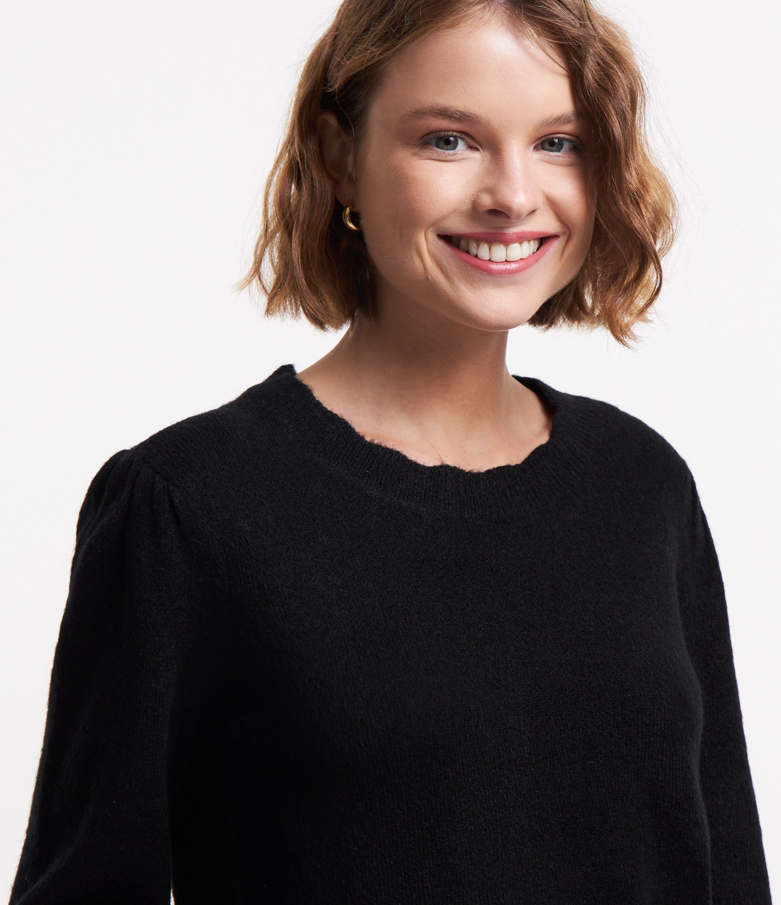 Suéter em Tricô com Scallop na Gola e Botãozinho no Punho Preto 4