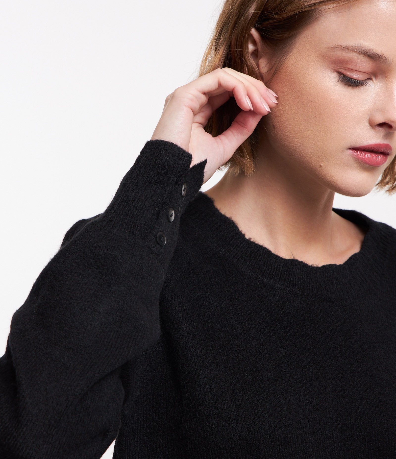 Suéter em Tricô com Scallop na Gola e Botãozinho no Punho Preto 5