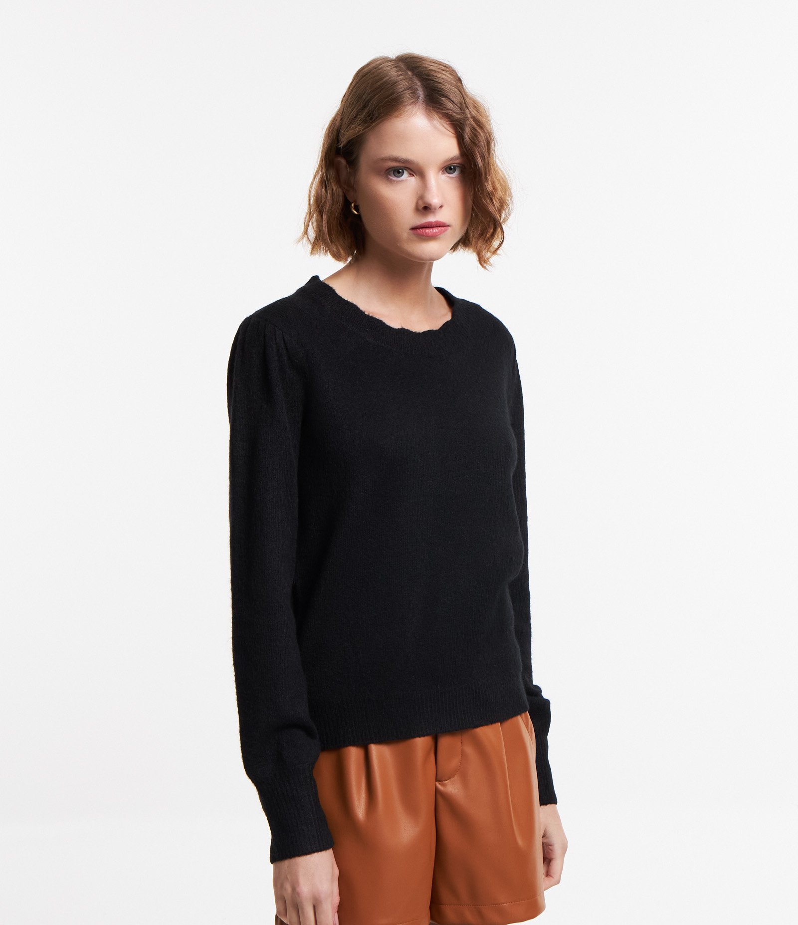 Suéter em Tricô com Scallop na Gola e Botãozinho no Punho Preto 6