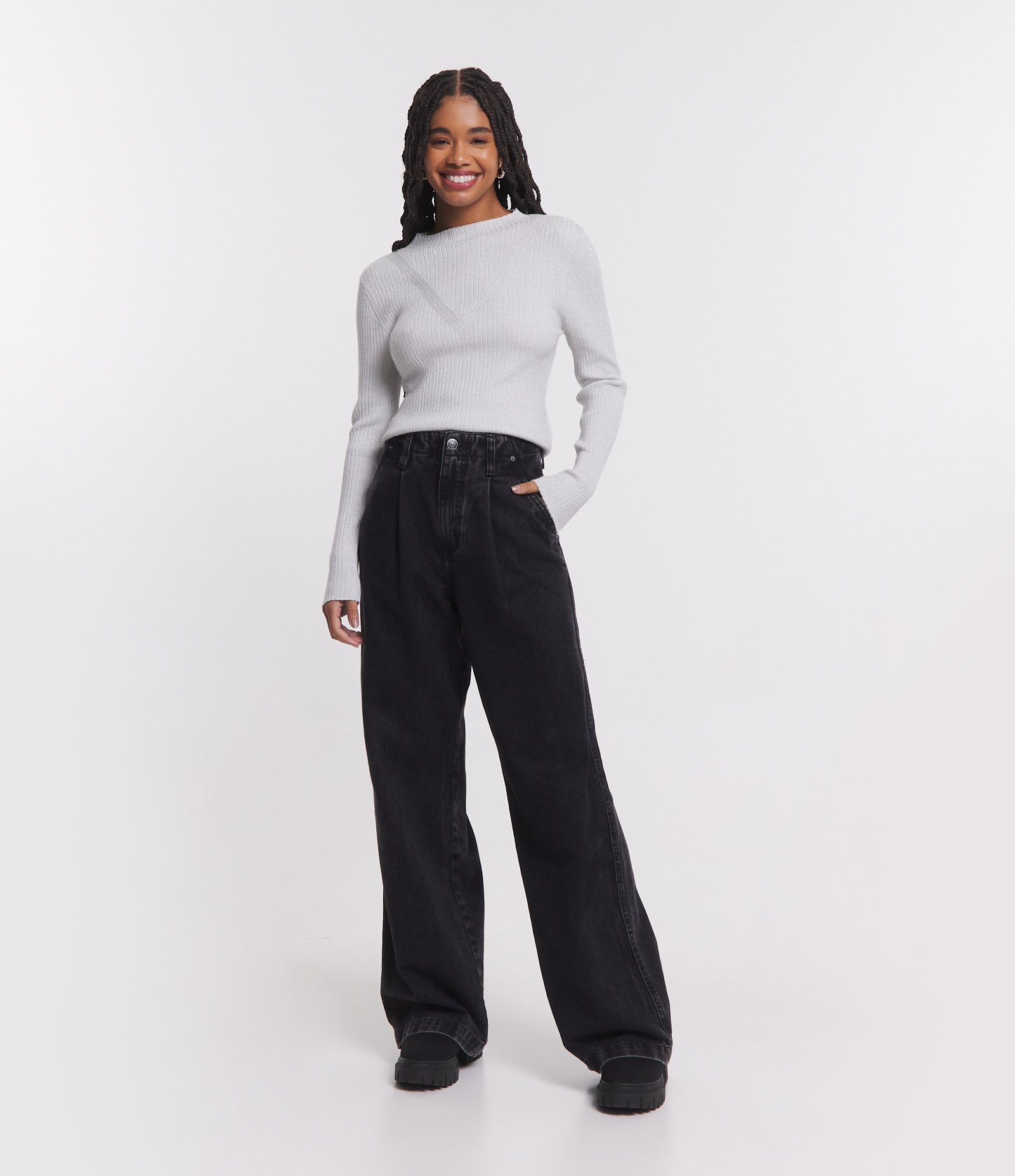 Blusa em Tricô Canelado com Fio Metalizado e Detalhe em V Branco 2