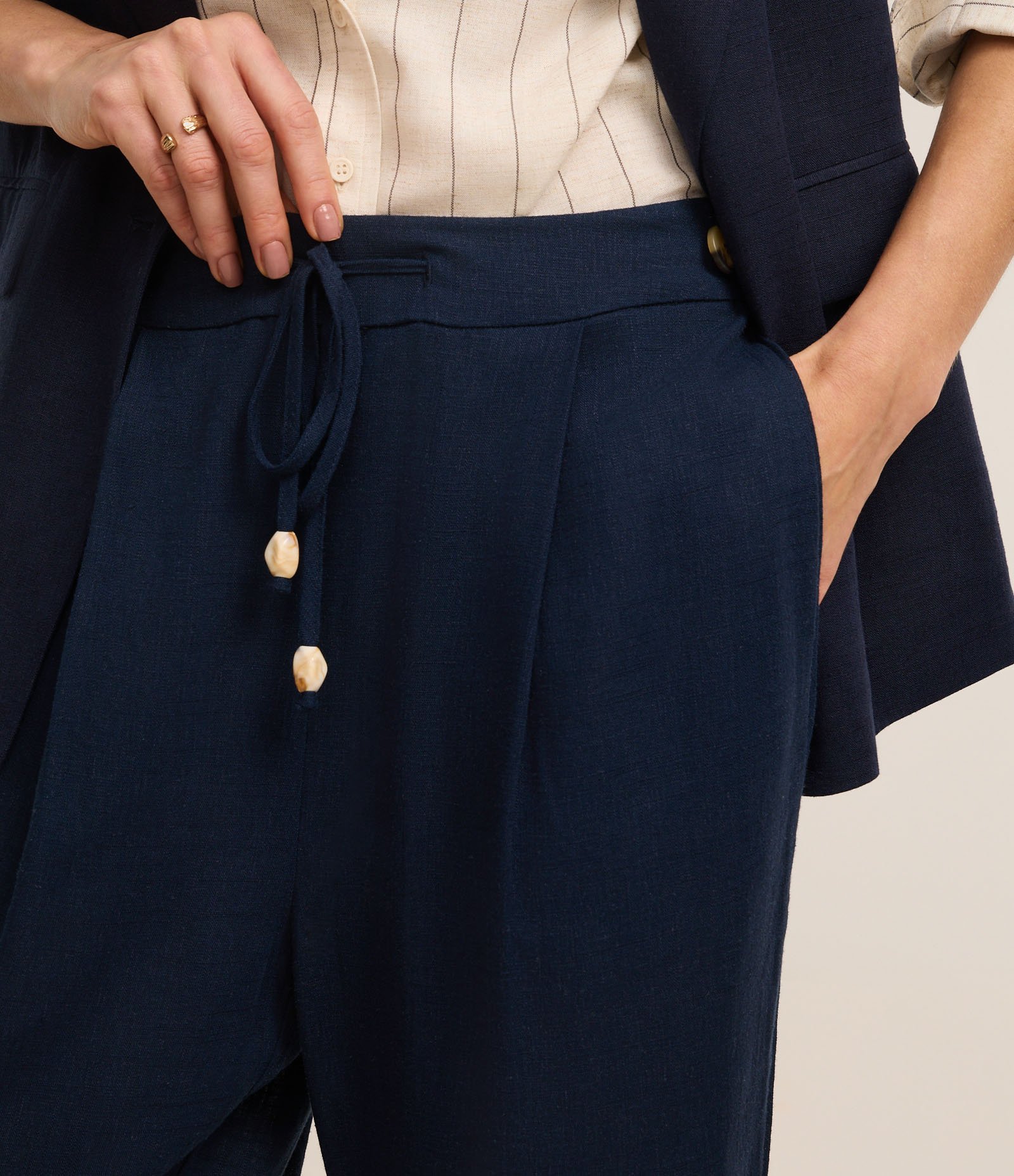 Calça Fluída em Viscolinho com Cós Elástico e Amarração Azul Marinho 4