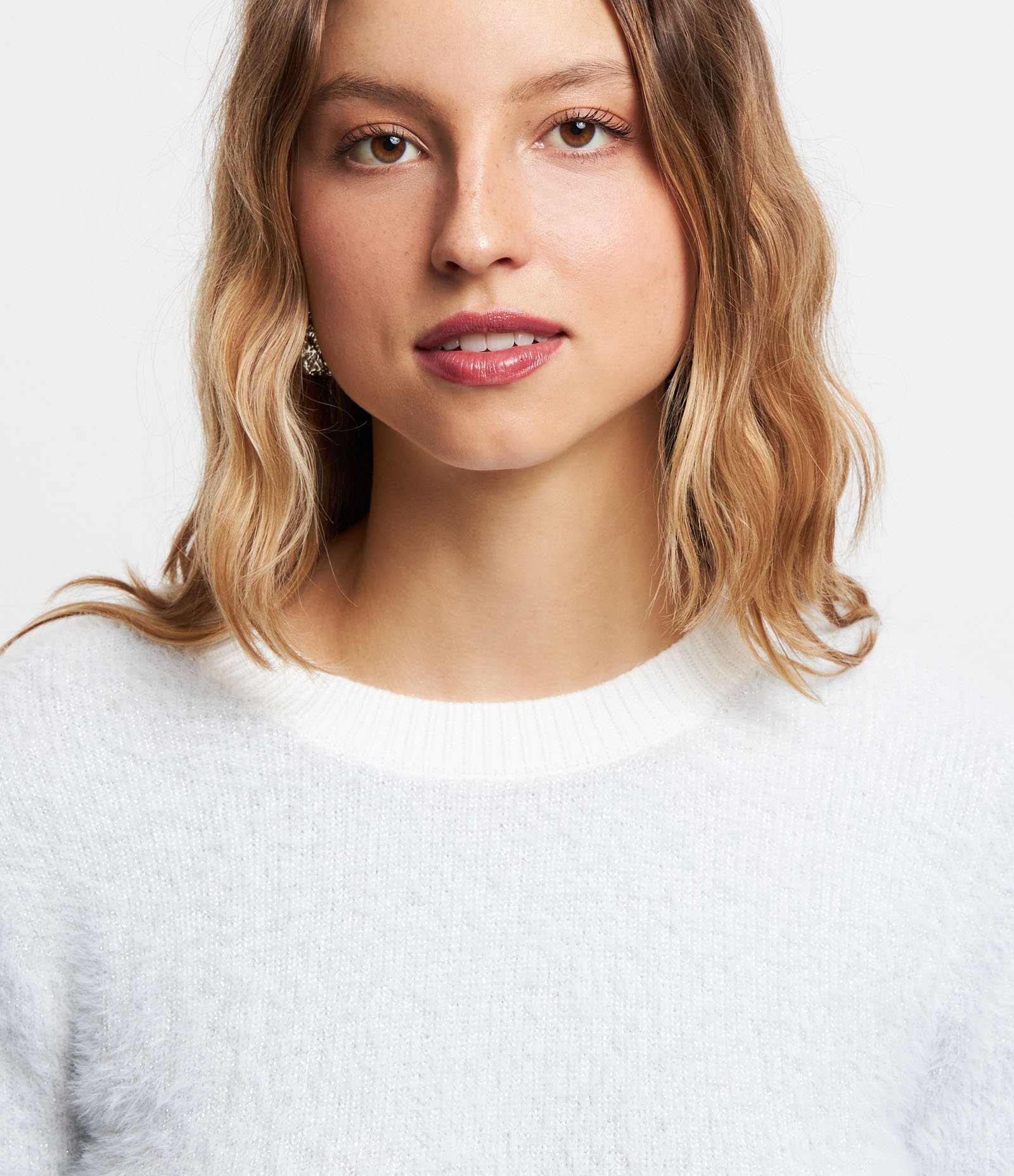 Suéter Curto em Tricô com Pelinhos e Fio Metalizado Branco 4