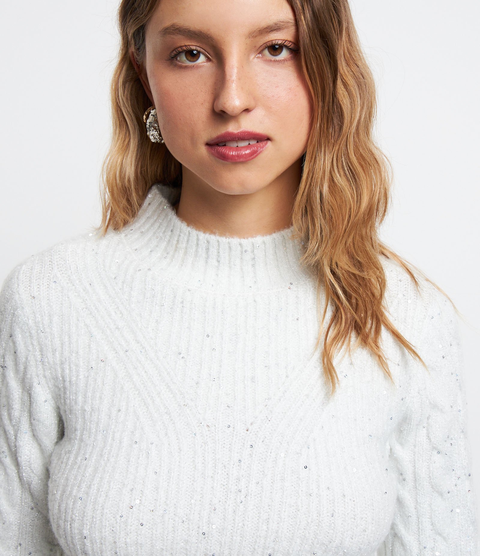 Suéter Cropped em Tricô com Golinha e Paetê Branco 4