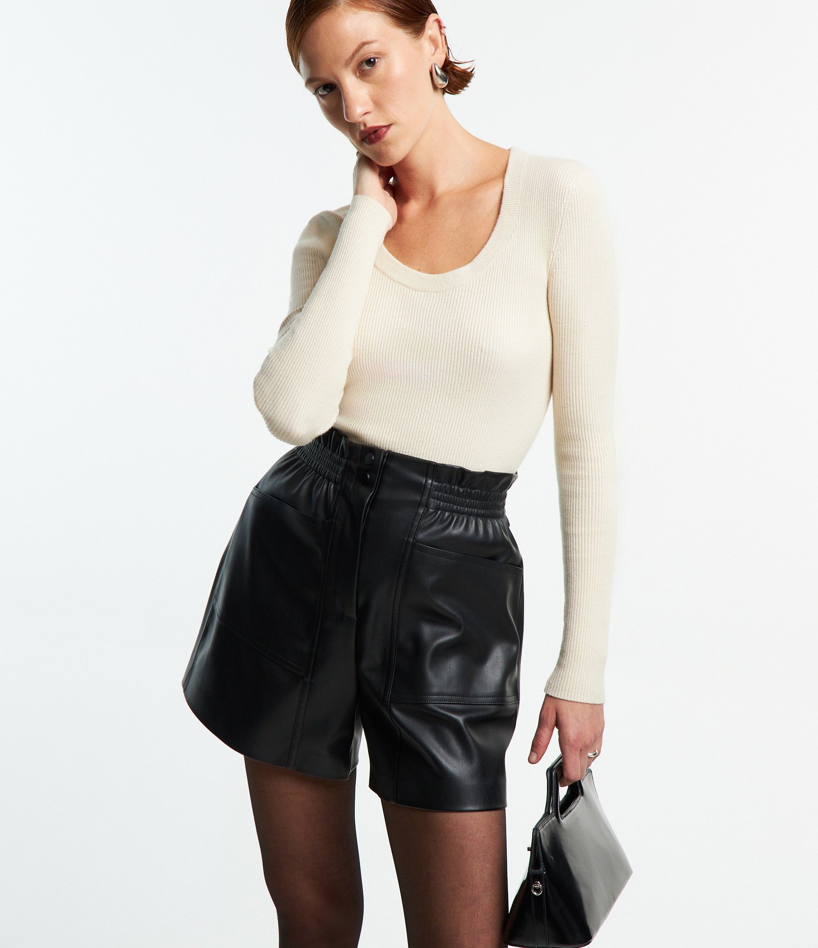 Short Clochard em PU com Cós Elástico e Bolsos Grandes Preto 1