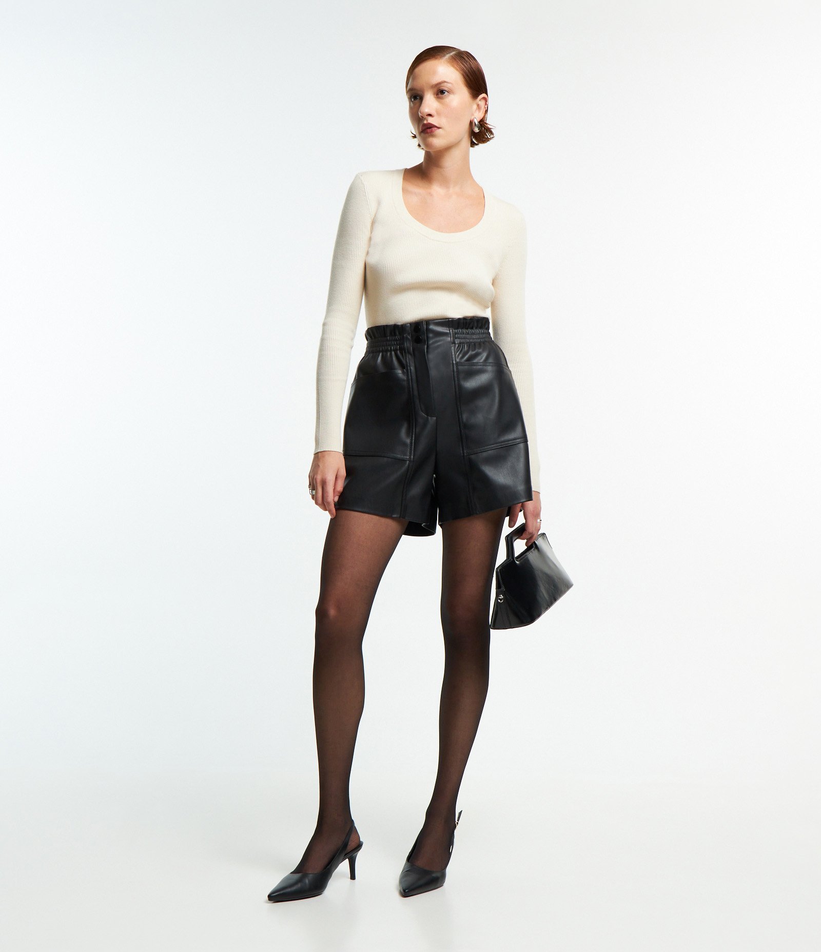 Short Clochard em PU com Cós Elástico e Bolsos Grandes Preto 2