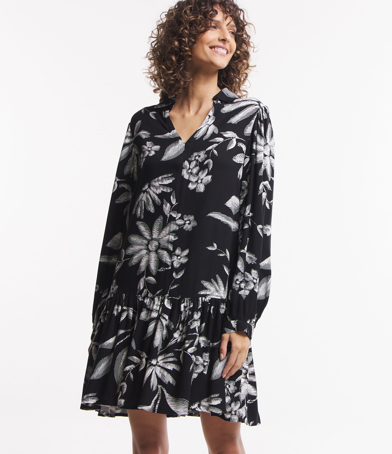 Vestido em Viscose com Amarração no Punho e Estampa Floral Preto 1