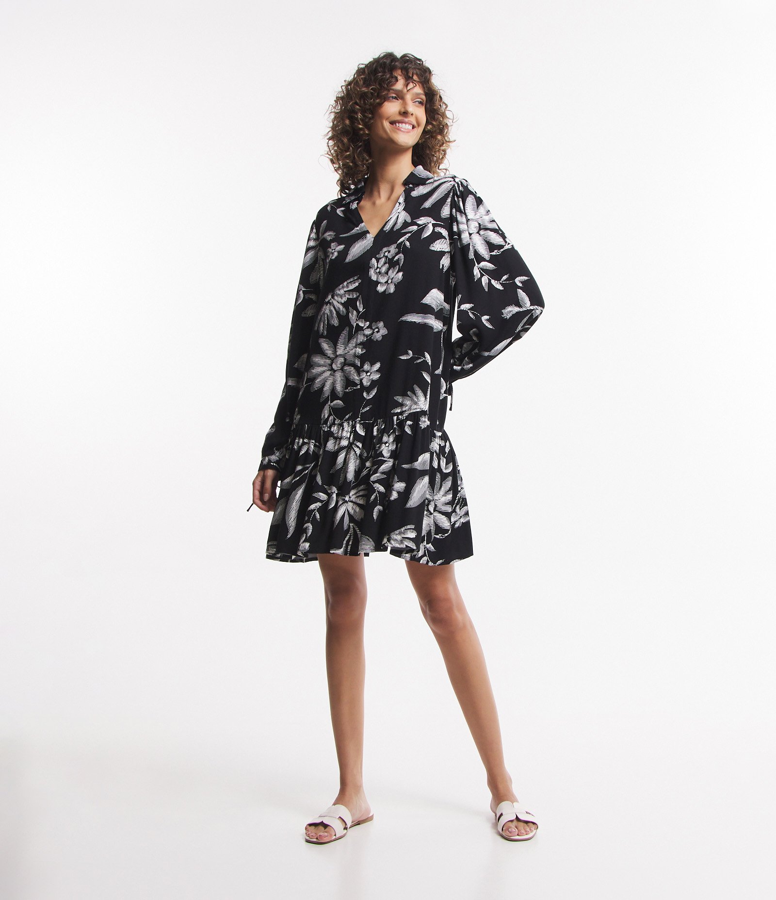 Vestido em Viscose com Amarração no Punho e Estampa Floral Preto 2