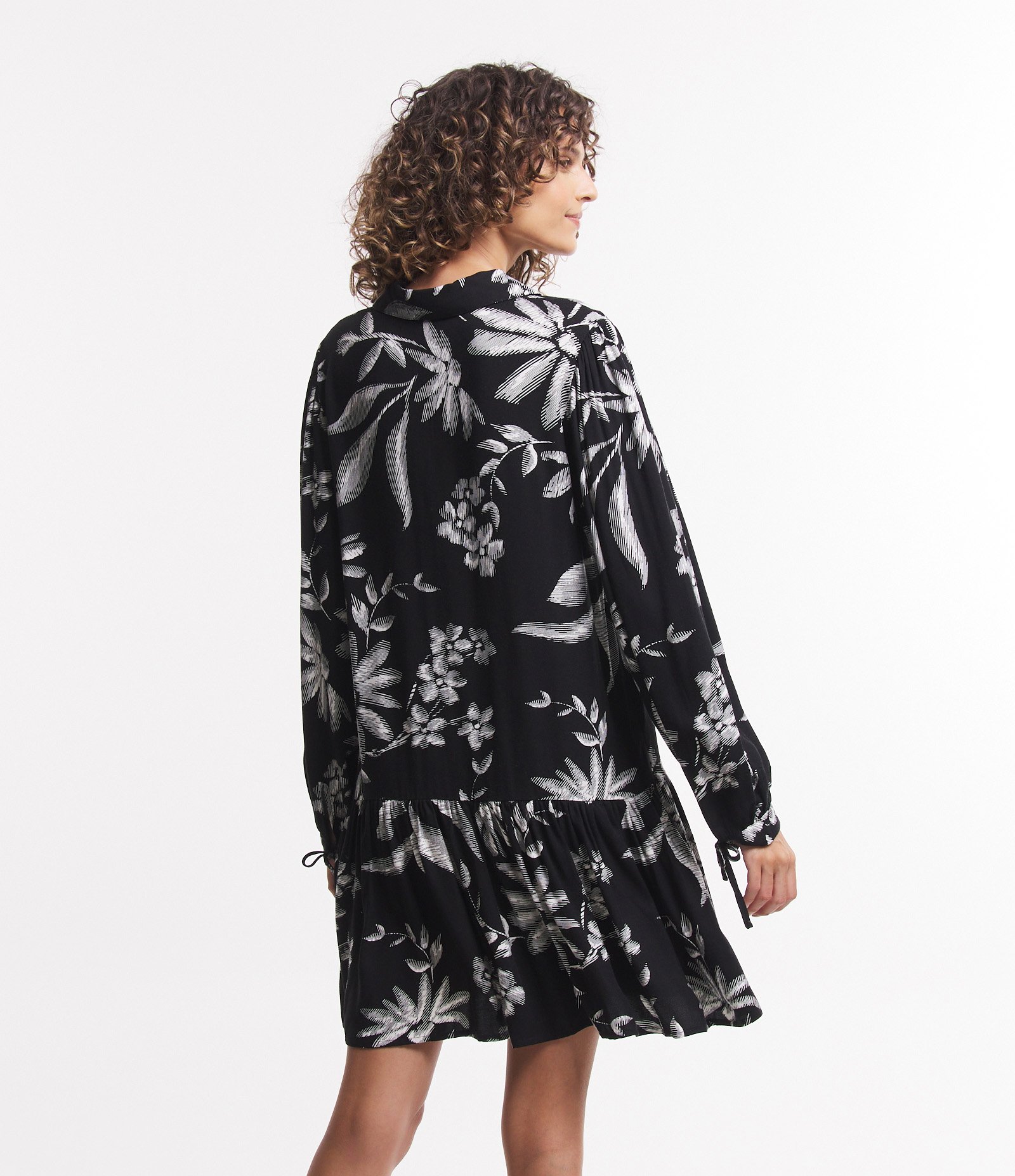 Vestido em Viscose com Amarração no Punho e Estampa Floral Preto 3