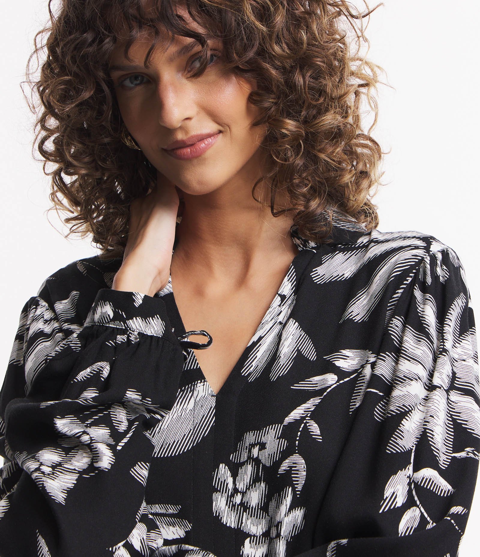 Vestido em Viscose com Amarração no Punho e Estampa Floral Preto 4