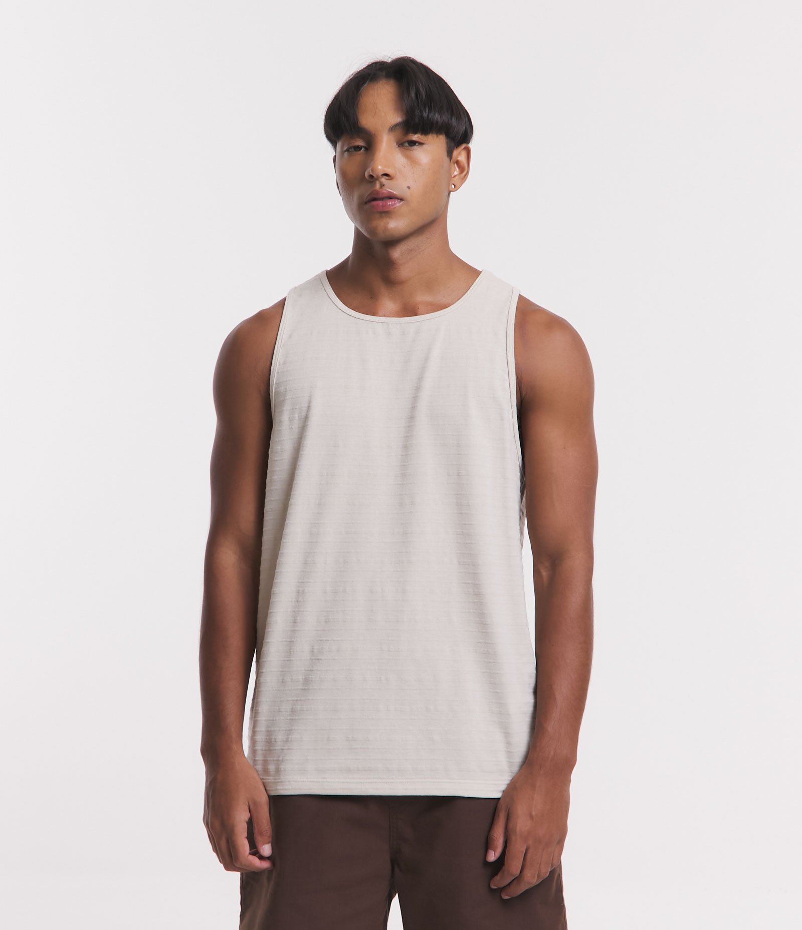 Regata Regular em Algodão com Textura Listrada e Etiqueta na Barra Bege 1