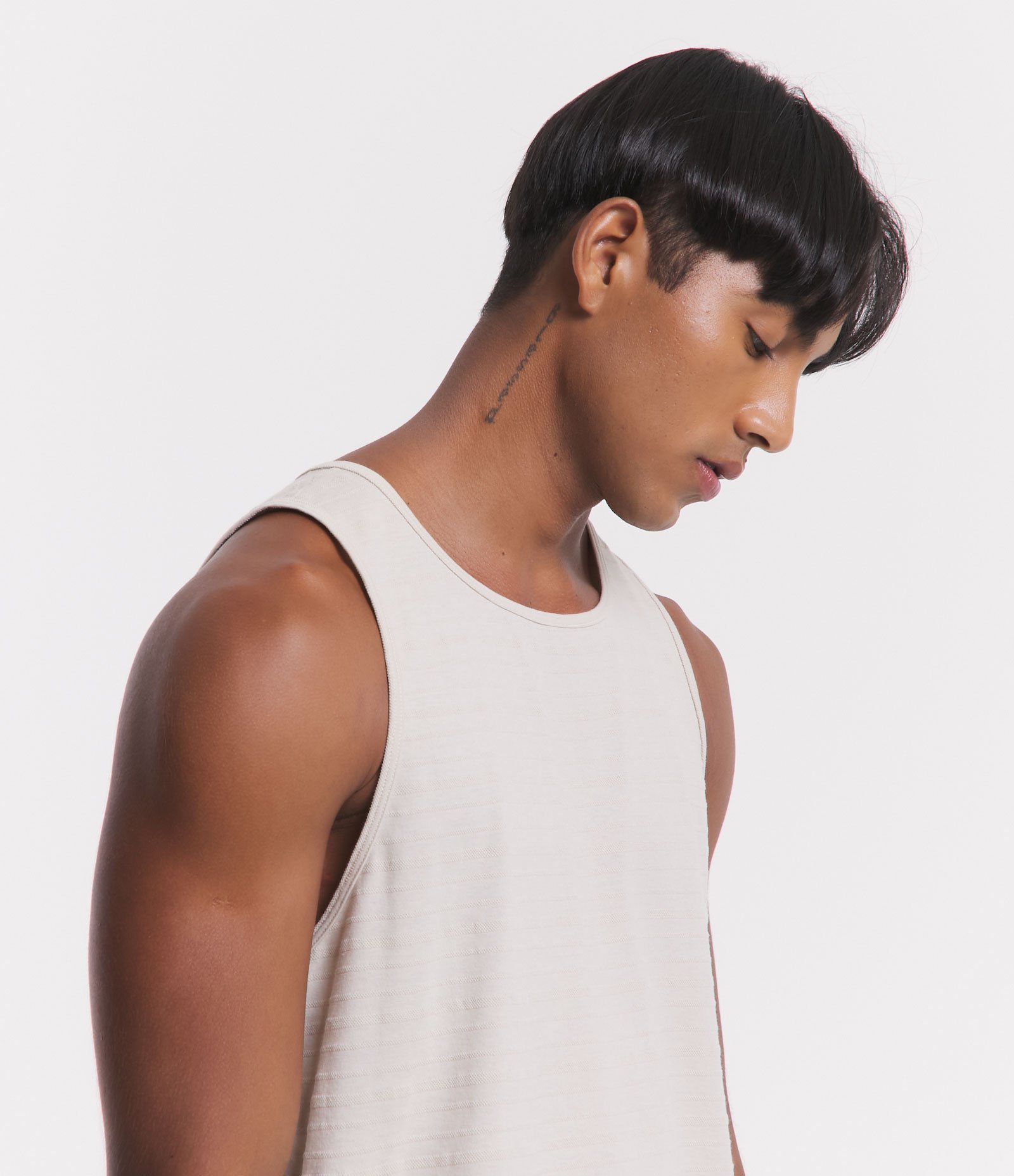 Regata Regular em Algodão com Textura Listrada e Etiqueta na Barra Bege 4